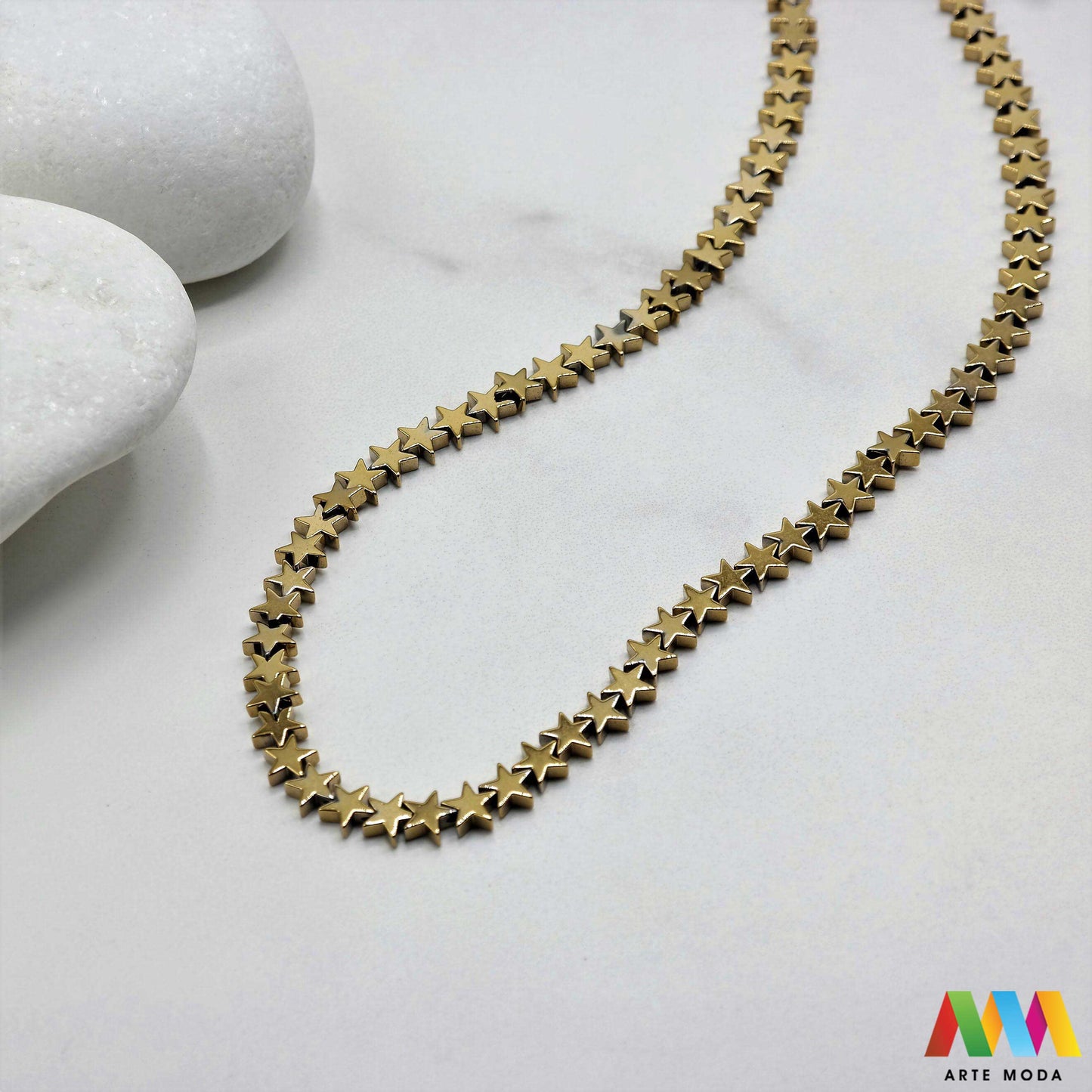 hematit krvavi kamen poludragi mineral metalni sjaj kvarc zrcalo kristal prirodni metalik meditacija zaštita repromaterijal Hematit (ili krvavi kamen) je prirodni mineral smeđe sive ili crne boje karakteriziran prisustvom hladnog metalnog sjaja Vjeruje se da pomaže u jačanju volje samopouzdanja i povezanosti s majkom zemljom Nakit izrađen od njega fascinira svojim tajanstvenim zrcalnim sjajem