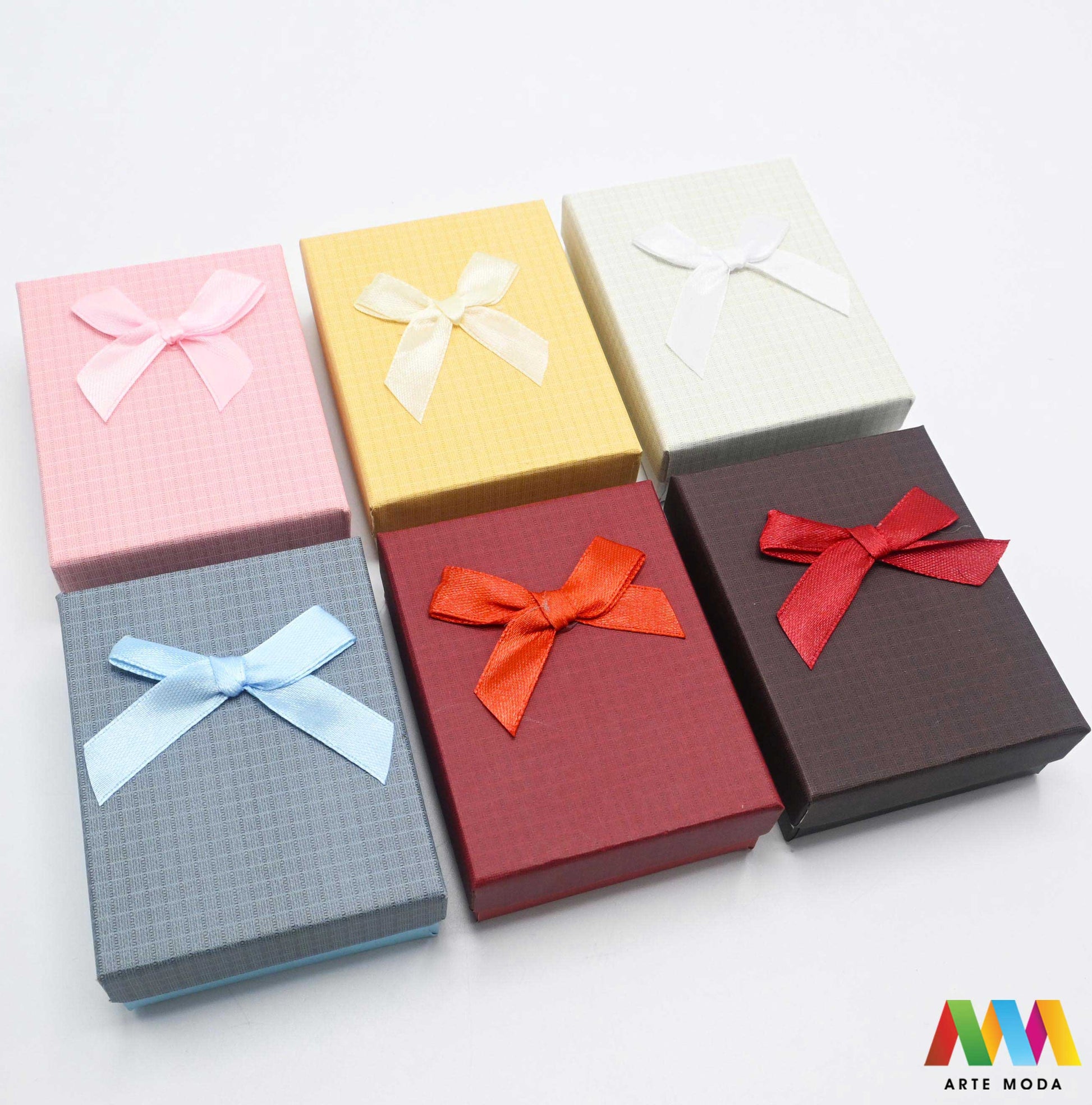 kutijice ukrasne kartonske kutije za nakit poklon ambalaža darivanje pakiranje poklopac prstenje ogrlice naušnice luksuzne elegantne ručni rad personalizirane dar Savršeno pakiranje ljepota vaših kreacija elegantnih i čvrstih kartonskih kutija izrađenih od kvalitetnog papira s mekanim umetkom od spužve prstenje ogrlice naušnice i narukvice nježnu zaštitu od ogrebotina dodaju dašak luksuza i profinjenosti vašem poklonu izloženom nakitu Dostupne u raznim veličinama bojama i dezenima arte moda repromaterijal