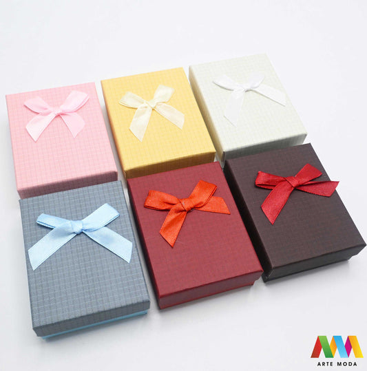 kutijice ukrasne kartonske kutije za nakit poklon ambalaža darivanje pakiranje poklopac prstenje ogrlice naušnice luksuzne elegantne ručni rad personalizirane dar Savršeno pakiranje ljepota vaših kreacija elegantnih i čvrstih kartonskih kutija izrađenih od kvalitetnog papira s mekanim umetkom od spužve prstenje ogrlice naušnice i narukvice nježnu zaštitu od ogrebotina dodaju dašak luksuza i profinjenosti vašem poklonu izloženom nakitu Dostupne u raznim veličinama bojama i dezenima arte moda repromaterijal