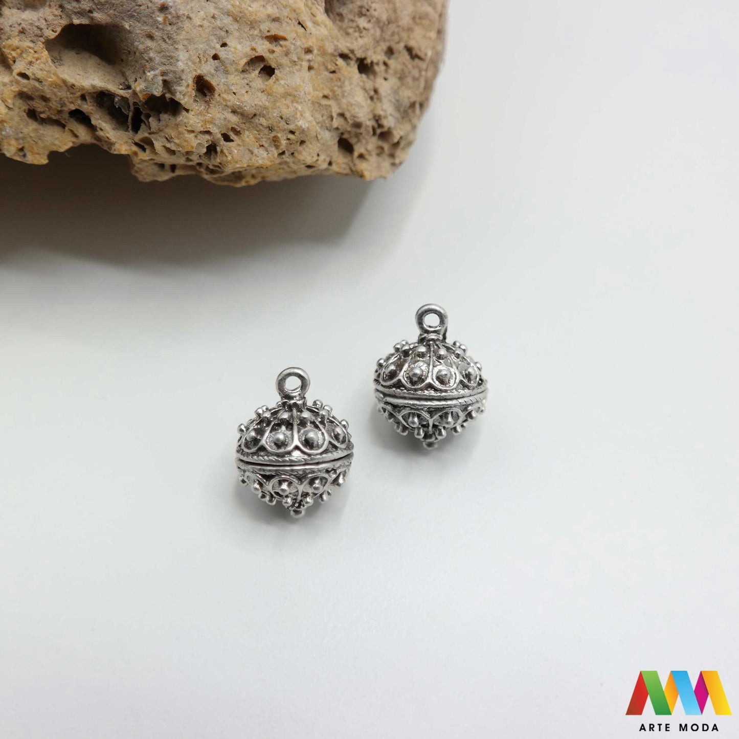 šibenik hrvatski dugme toka suvenir tradicionalni dalmacija tradicija filigran nakit baština hrvatska metal naušnice prstenje ogrlice privjesci tradicijski dalmatinski originalni Šibenski botun puce je najoriginalniji hrvatski suvenir i simbol dalmatinske baštine tradicionalni nakit izrađen je tehnikom filigrana fine obrade metala karakterističan prozračan i elegantan izgled Izradite naušnice prstenje ili privjeske i ponesite komadić povijesti i elegancije Bezvremenski klasik arte moda repromaterijal