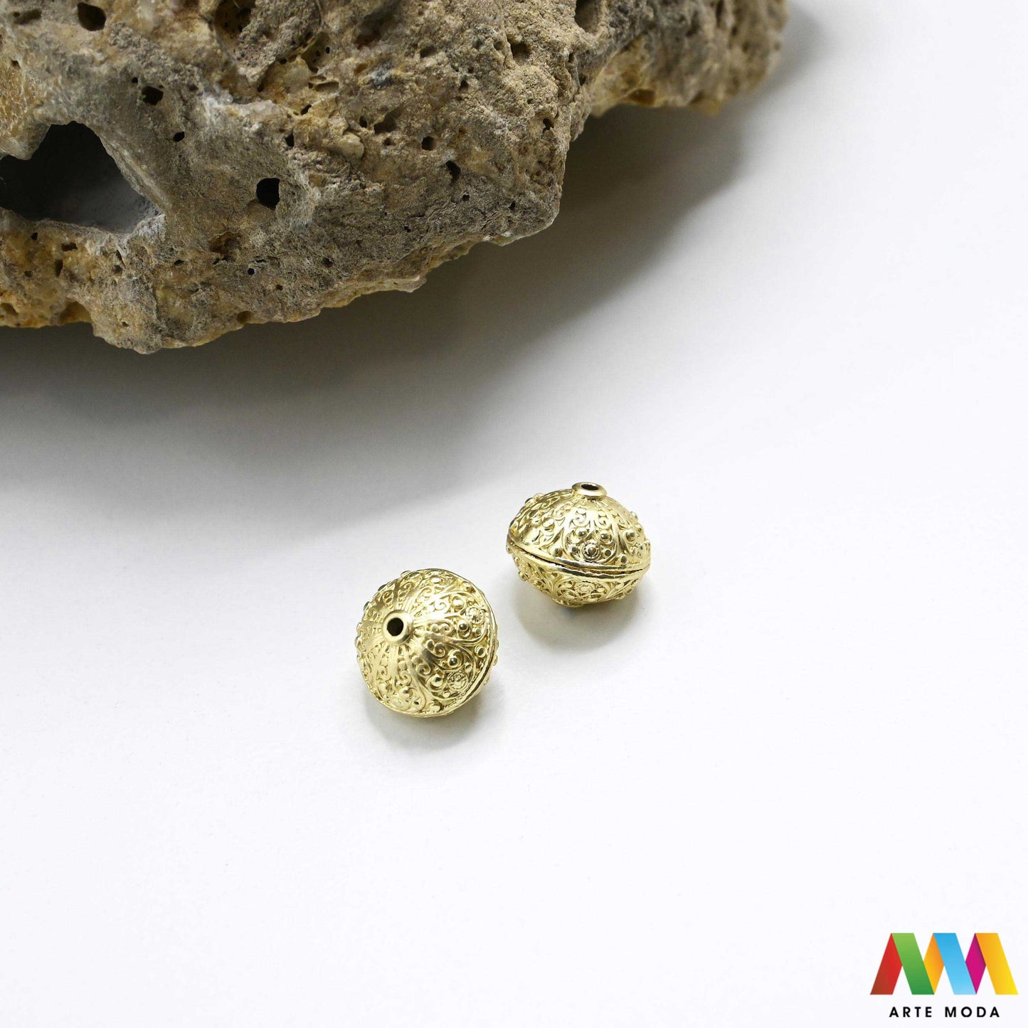 šibenik hrvatski dugme toka suvenir tradicionalni dalmacija tradicija filigran nakit baština hrvatska metal naušnice prstenje ogrlice privjesci tradicijski dalmatinski originalni Šibenski botun puce je najoriginalniji hrvatski suvenir i simbol dalmatinske baštine tradicionalni nakit izrađen je tehnikom filigrana fine obrade metala karakterističan prozračan i elegantan izgled Izradite naušnice prstenje ili privjeske i ponesite komadić povijesti i elegancije Bezvremenski klasik arte moda repromaterijal