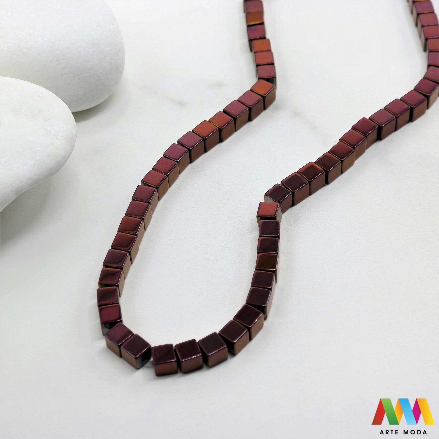 hematit krvavi kamen poludragi mineral metalni sjaj kvarc zrcalo kristal prirodni metalik meditacija zaštita repromaterijal Hematit (ili krvavi kamen) je prirodni mineral smeđe sive ili crne boje karakteriziran prisustvom hladnog metalnog sjaja Vjeruje se da pomaže u jačanju volje samopouzdanja i povezanosti s majkom zemljom Nakit izrađen od njega fascinira svojim tajanstvenim zrcalnim sjajem