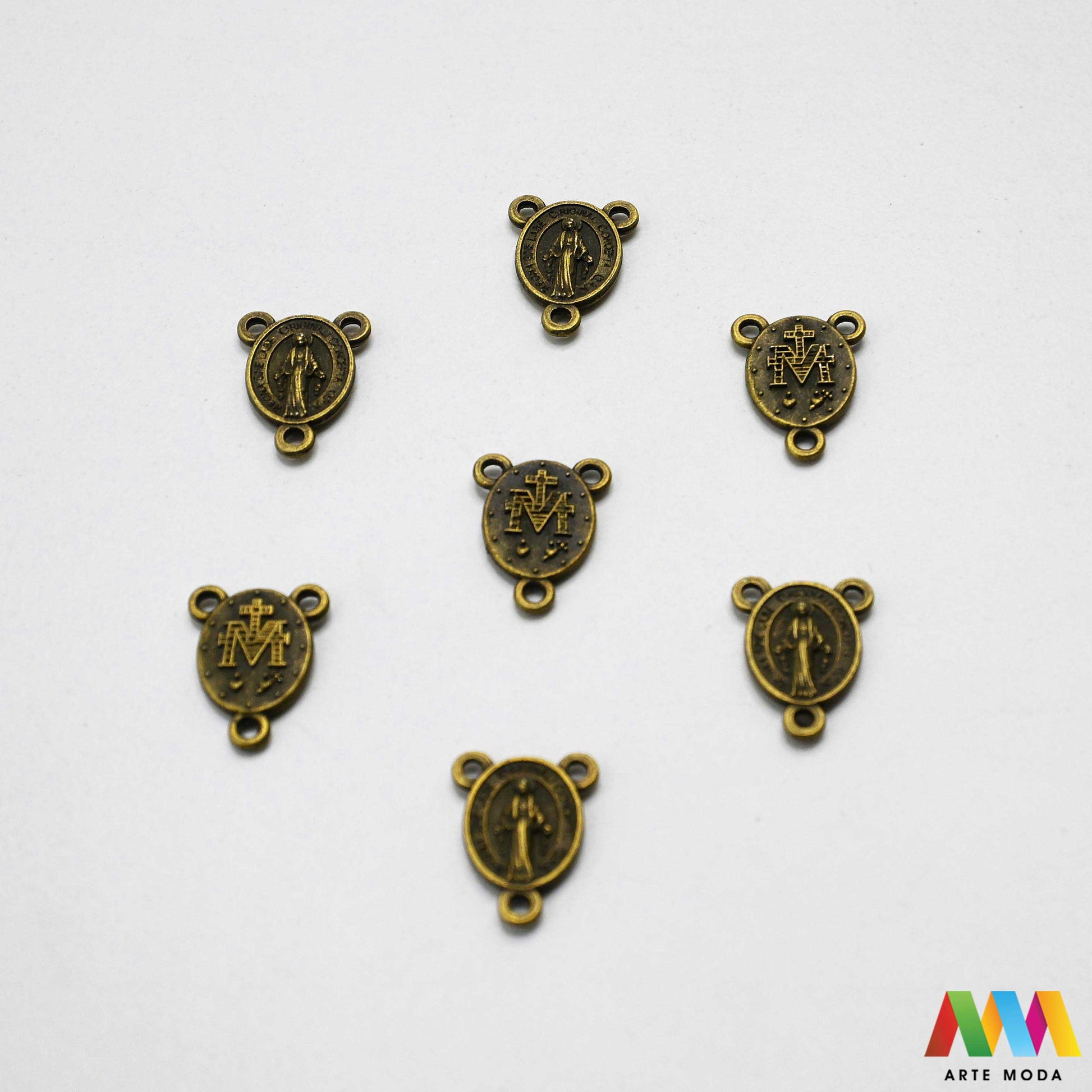 metalni razdjelnik konektor izrada krunice krunica metalni dijelovi krunicu repromaterijal sakralni nakit vjerski križić spojnica krunica perle pribor diy Čudotvorna Medaljica Neizostavan element za svaku krunicu Ovi kvalitetni metalni razdjelnici poznati i kao konektori služe za spajanje dijelova krunice i naglašavaju njezinu središnju točku Izrađeni od izdržljivog metala naši razdjelnici su savršen izbor za izradu vlastitih krunica bilo da koristite perle staklo ili kamenje arte moda repromaterijal