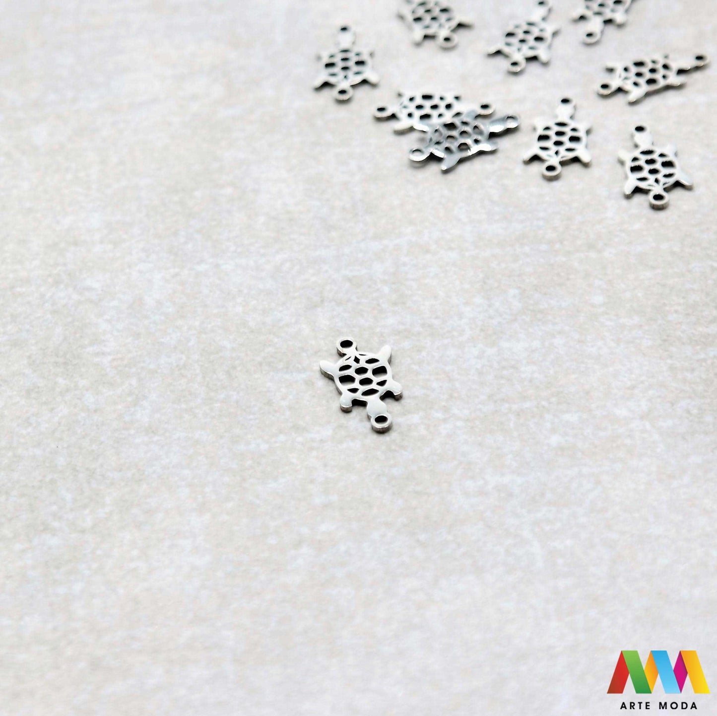 kornjača privjesak s dvije rupe dve od čelika repromaterijal čelični ogrlice ogrlica narukvica narukvice nanožnica nehrđajući Privjesci izrađeni od nehrđajućeg čelika 316L koji služe za izradu nakita poput narukvica ili ogrlica najčešće se koriste za nizanje ili uz pomoć alkice se stavljaju na sajlu gumu flaks i ostale materijale