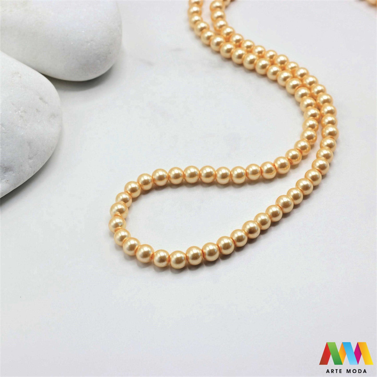 stakleni biseri niz staklo biser perle biserne zrna zrno perla staklene imitacija bisera sedefaste vjenčani nakit klasični DIY ogrlice bijeli u boji bisernim sjajem izrada nakita umjetni Za klasičnu eleganciju birajte staklene bisere imitacija bisera ima visok sedefasti sjaj i savršeno je glatka Idealni su za izradu vjenčanog nakita bezvremenskih ogrlica i narukvica raznim veličinama i bojama ovi biseri unose dašak luksuza u svaki uradi sam projekt Počnite nizati svoju eleganciju arte moda repromaterijal