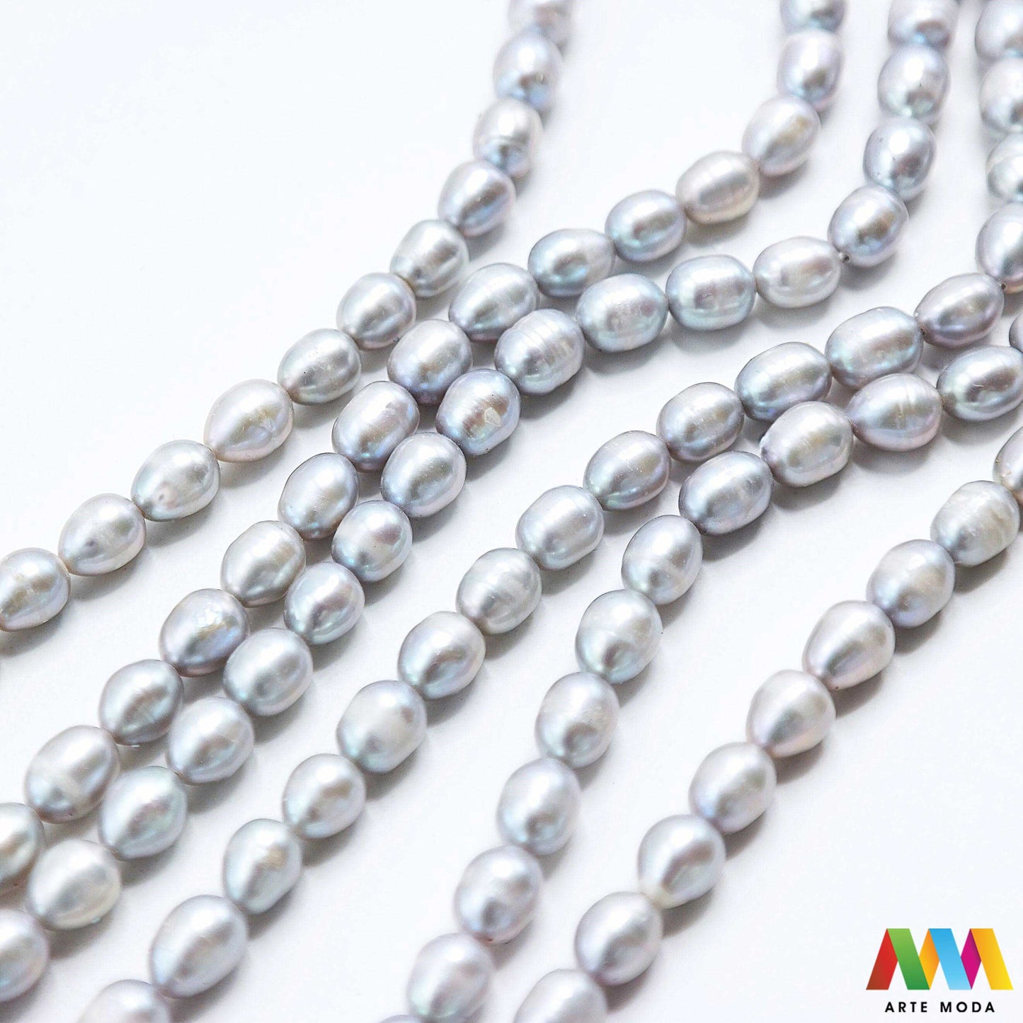 riječni biser zrno bisernica sedef školjka dragi kamen dragulj poludrago kamenje repromaterijal poludragi ukrasni mineral kristal Biser je zrnata tvorevina koja nastaje kod nekih mekušaca osobito kod školjaka bisernica Sastavljeni su od tankih koncentričnih slojeva sedefa i većinom su okruglasti Umjetno uzgojen biser pravi je dragulj mora kojega su stvorili zajednički napori prirode čovjeka i školjke - bisernice arte moda