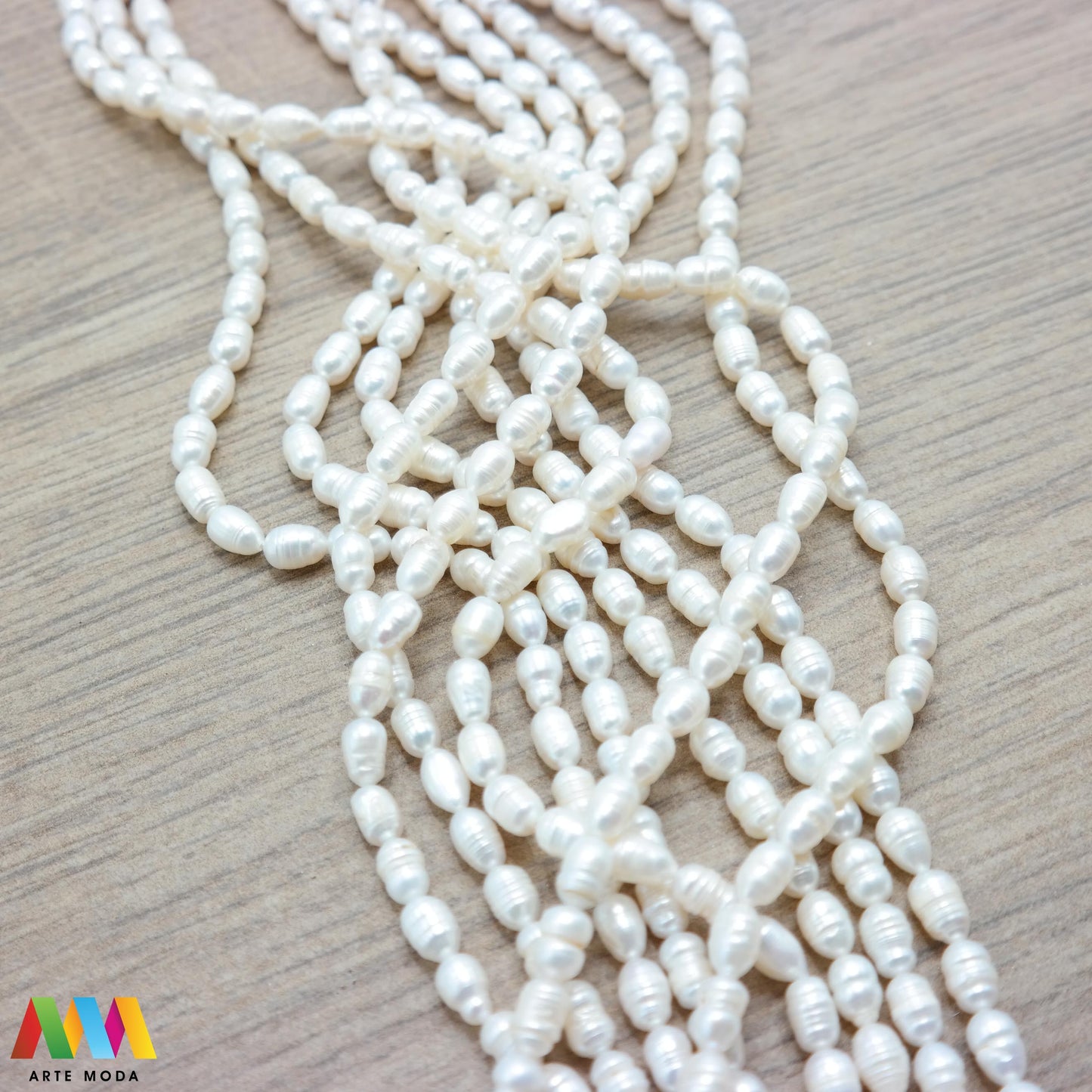 riječni biser zrno bisernica sedef školjka dragi kamen dragulj poludrago kamenje repromaterijal poludragi ukrasni mineral kristal Biser je zrnata tvorevina koja nastaje kod nekih mekušaca osobito kod školjaka bisernica Sastavljeni su od tankih koncentričnih slojeva sedefa i većinom su okruglasti Umjetno uzgojen biser pravi je dragulj mora kojega su stvorili zajednički napori prirode čovjeka i školjke - bisernice arte moda