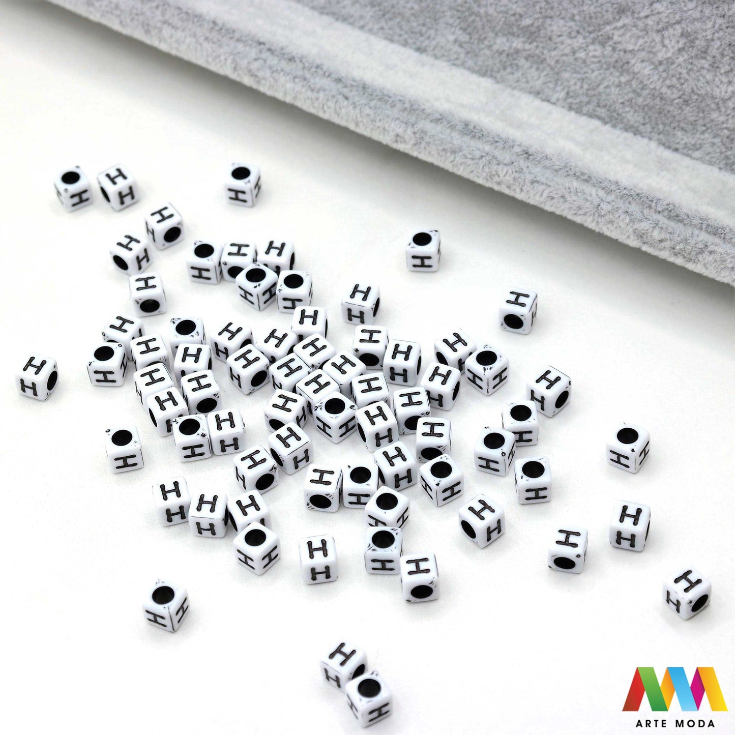 slova brojevi plastične nizanje imenom narukvice prijateljstva dječji nakit personalizirani kockaste perle okrugle abeceda DIY ručni rad izrada mix mješana Stvorite personalizirani nakit s našim plastičnim slovima i brojevima Perle u obliku kocki i krugova idealne su za izradu narukvica s imenom i porukama Lagane su šarene i savršene za dječji nakit i narukvice prijateljstva Lako nizanje za maksimalnu uradi sam zabavu arte moda repromaterijal