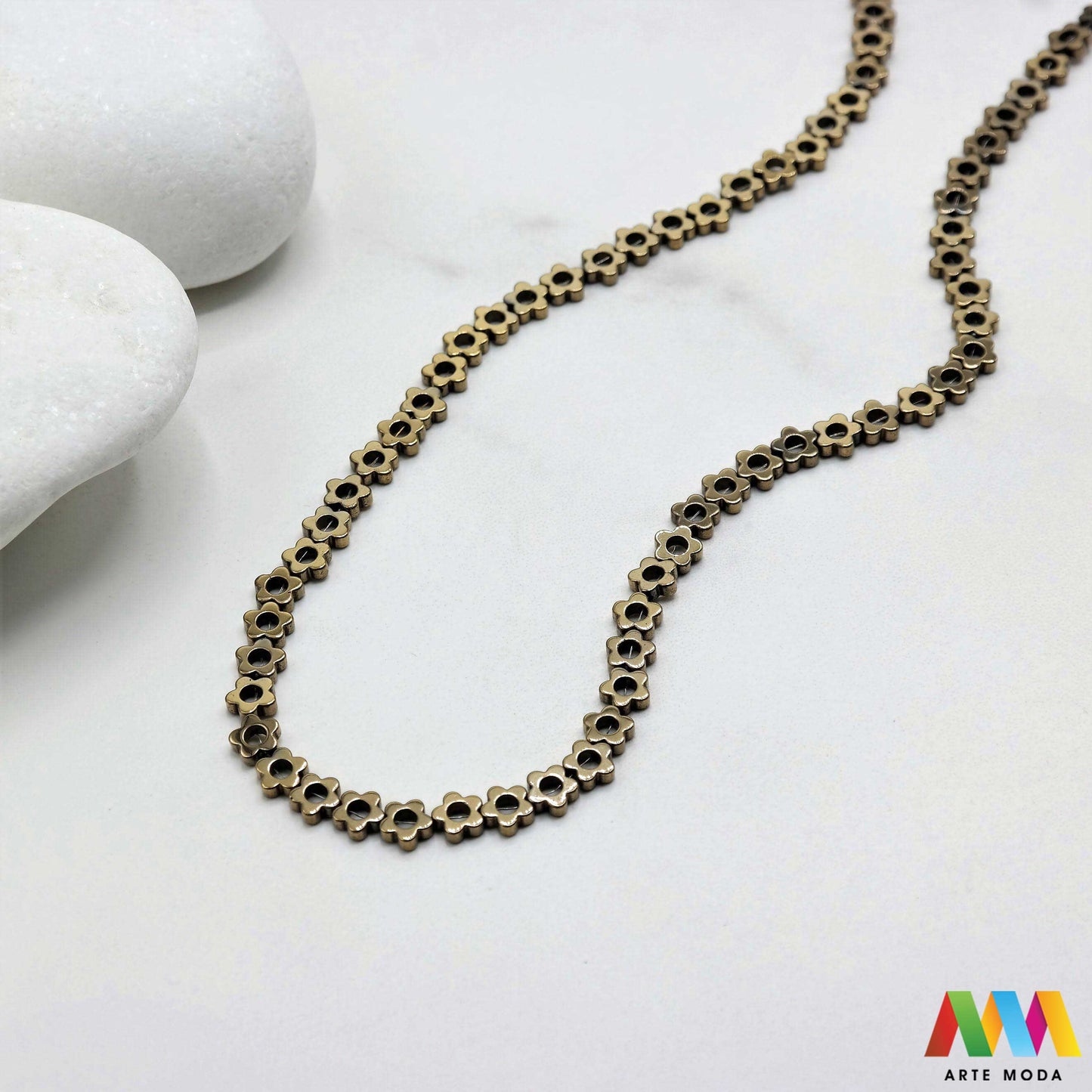 hematit krvavi kamen poludragi mineral metalni sjaj kvarc zrcalo kristal prirodni metalik meditacija zaštita repromaterijal Hematit (ili krvavi kamen) je prirodni mineral smeđe sive ili crne boje karakteriziran prisustvom hladnog metalnog sjaja Vjeruje se da pomaže u jačanju volje samopouzdanja i povezanosti s majkom zemljom Nakit izrađen od njega fascinira svojim tajanstvenim zrcalnim sjajem