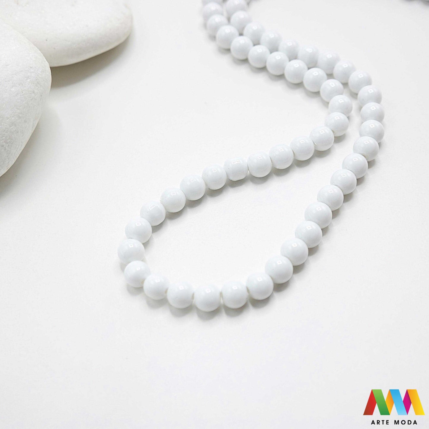 stakleni niz staklo perle zrna zrno staklena perla okrugle okrugla Staklene okrugle perle koje služe za nizanje i izradu nakita poput narukvica i ogrlica te torbica i ostalih modnih dodataka