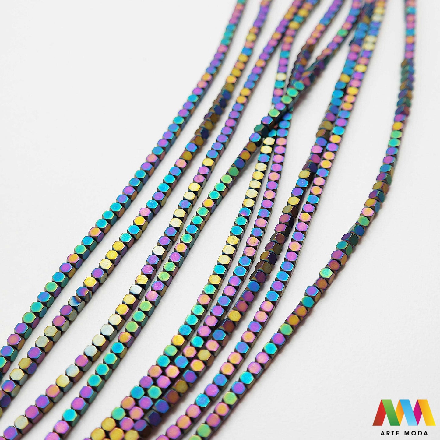 hematit krvavi kamen poludragi mineral metalni sjaj kvarc zrcalo kristal prirodni metalik meditacija zaštita repromaterijal Hematit (ili krvavi kamen) je prirodni mineral smeđe sive ili crne boje karakteriziran prisustvom hladnog metalnog sjaja Vjeruje se da pomaže u jačanju volje samopouzdanja i povezanosti s majkom zemljom Nakit izrađen od njega fascinira svojim tajanstvenim zrcalnim sjajem