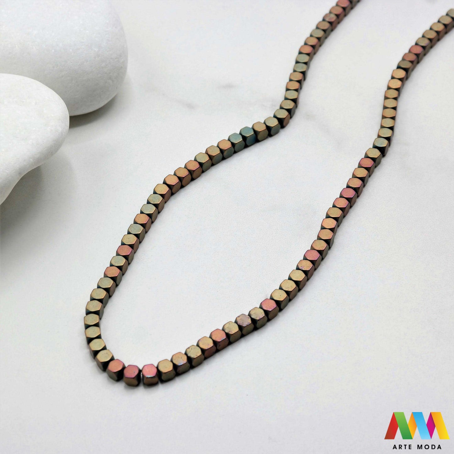 hematit krvavi kamen poludragi mineral metalni sjaj kvarc zrcalo kristal prirodni metalik meditacija zaštita repromaterijal Hematit (ili krvavi kamen) je prirodni mineral smeđe sive ili crne boje karakteriziran prisustvom hladnog metalnog sjaja Vjeruje se da pomaže u jačanju volje samopouzdanja i povezanosti s majkom zemljom Nakit izrađen od njega fascinira svojim tajanstvenim zrcalnim sjajem