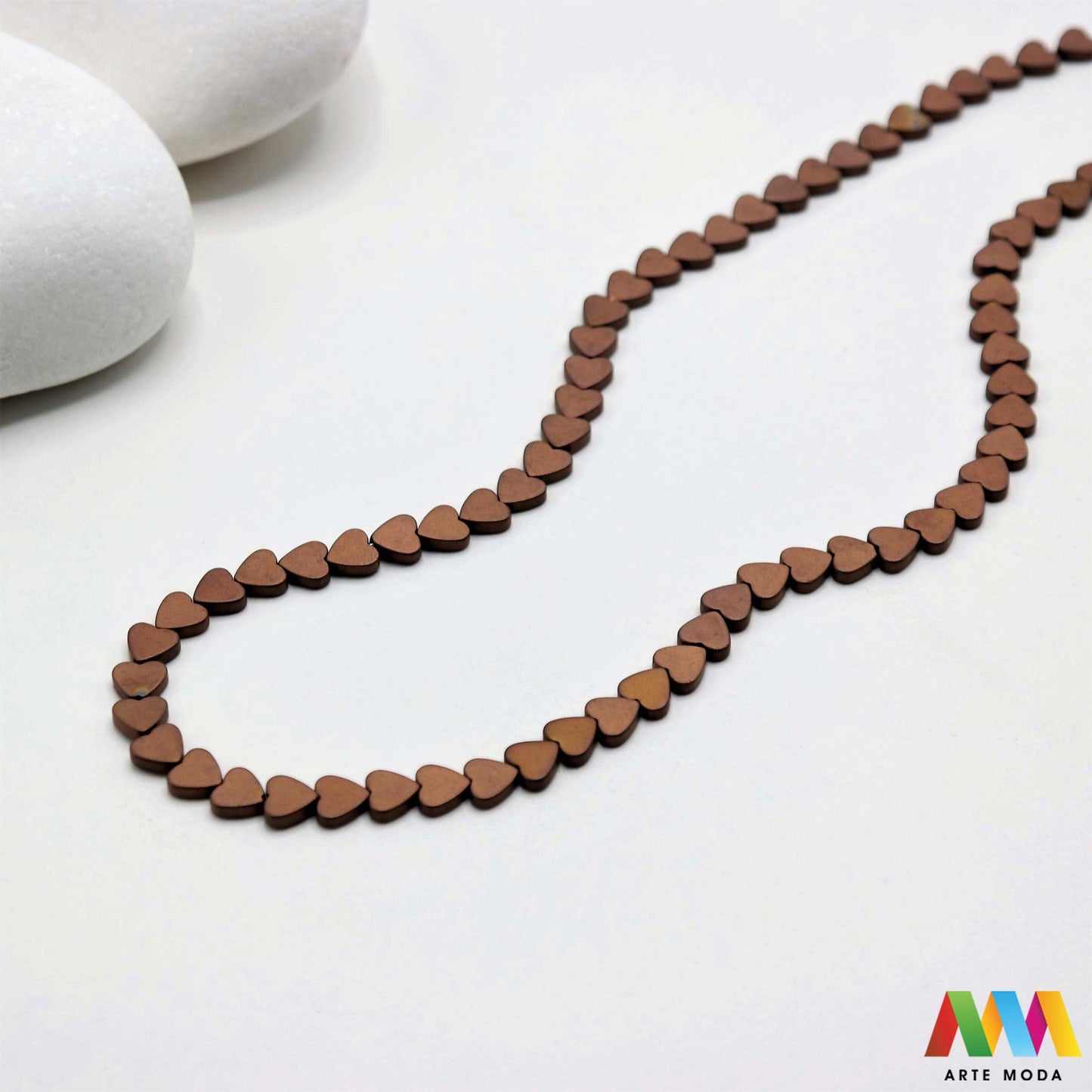 hematit krvavi kamen poludragi mineral metalni sjaj kvarc zrcalo kristal prirodni metalik meditacija zaštita repromaterijal Hematit (ili krvavi kamen) je prirodni mineral smeđe sive ili crne boje karakteriziran prisustvom hladnog metalnog sjaja Vjeruje se da pomaže u jačanju volje samopouzdanja i povezanosti s majkom zemljom Nakit izrađen od njega fascinira svojim tajanstvenim zrcalnim sjajem