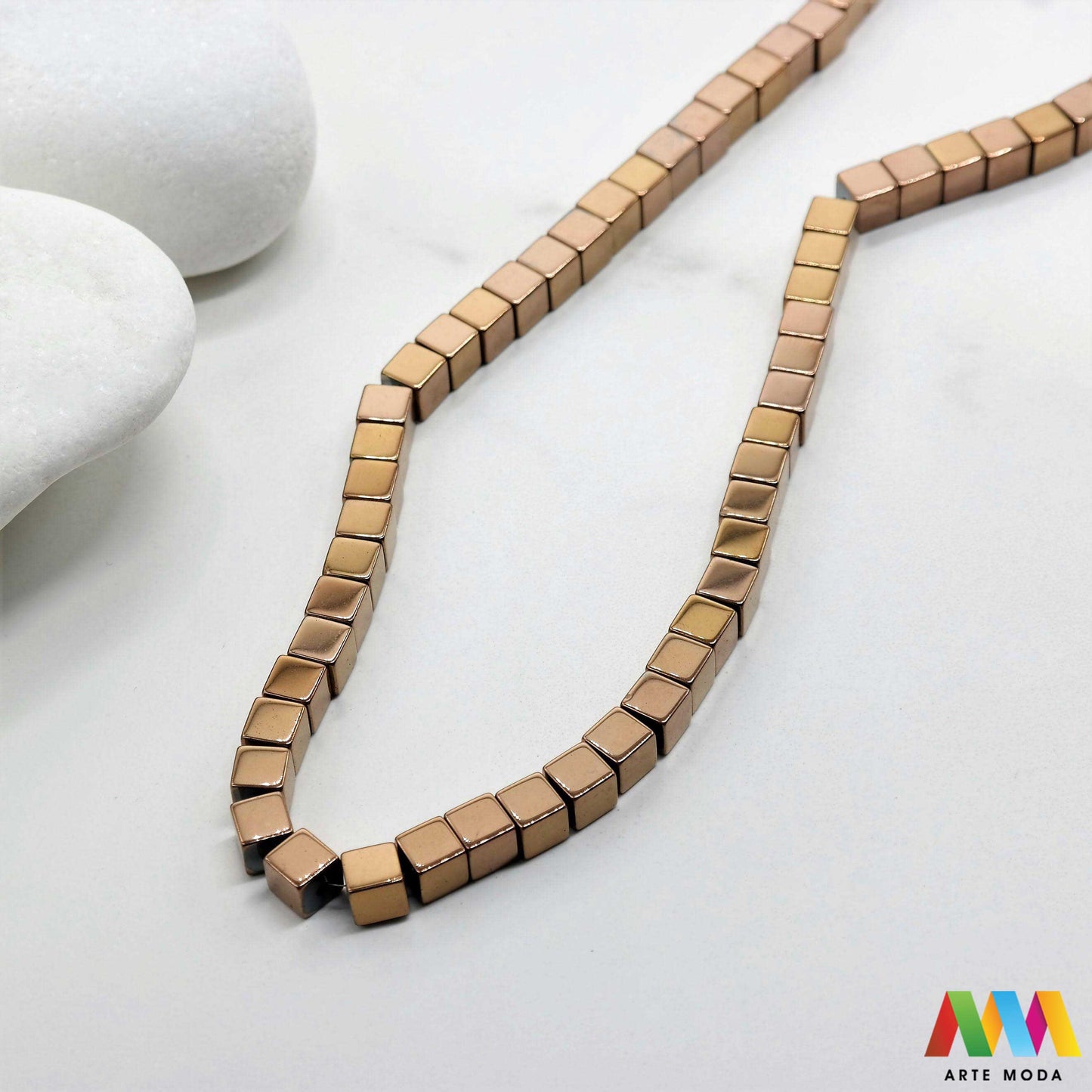 hematit krvavi kamen poludragi mineral metalni sjaj kvarc zrcalo kristal prirodni metalik meditacija zaštita repromaterijal Hematit (ili krvavi kamen) je prirodni mineral smeđe sive ili crne boje karakteriziran prisustvom hladnog metalnog sjaja Vjeruje se da pomaže u jačanju volje samopouzdanja i povezanosti s majkom zemljom Nakit izrađen od njega fascinira svojim tajanstvenim zrcalnim sjajem