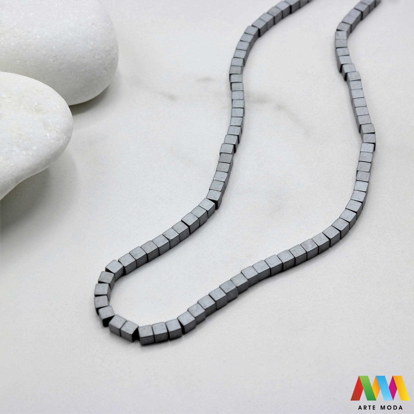 hematit krvavi kamen poludragi mineral metalni sjaj kvarc zrcalo kristal prirodni metalik meditacija zaštita repromaterijal Hematit (ili krvavi kamen) je prirodni mineral smeđe sive ili crne boje karakteriziran prisustvom hladnog metalnog sjaja Vjeruje se da pomaže u jačanju volje samopouzdanja i povezanosti s majkom zemljom Nakit izrađen od njega fascinira svojim tajanstvenim zrcalnim sjajem