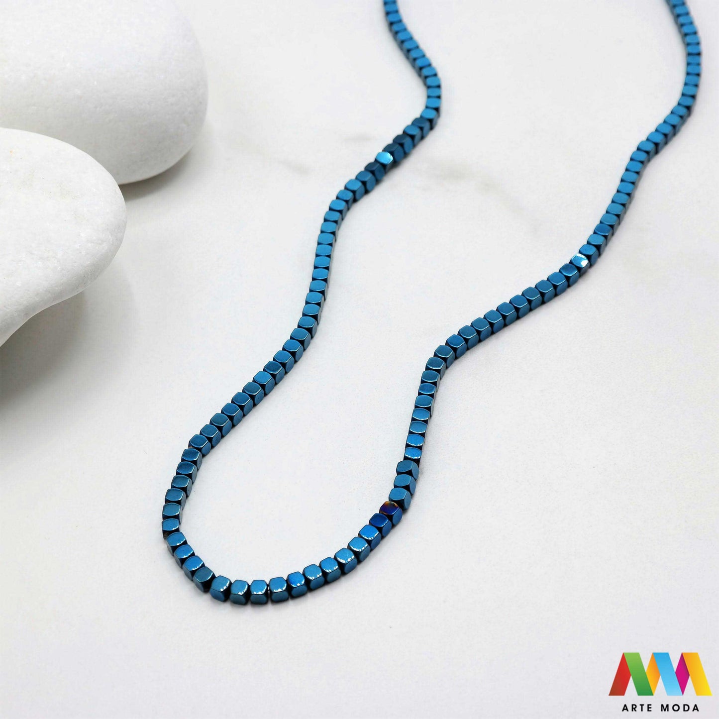 hematit krvavi kamen poludragi mineral metalni sjaj kvarc zrcalo kristal prirodni metalik meditacija zaštita repromaterijal Hematit (ili krvavi kamen) je prirodni mineral smeđe sive ili crne boje karakteriziran prisustvom hladnog metalnog sjaja Vjeruje se da pomaže u jačanju volje samopouzdanja i povezanosti s majkom zemljom Nakit izrađen od njega fascinira svojim tajanstvenim zrcalnim sjajem