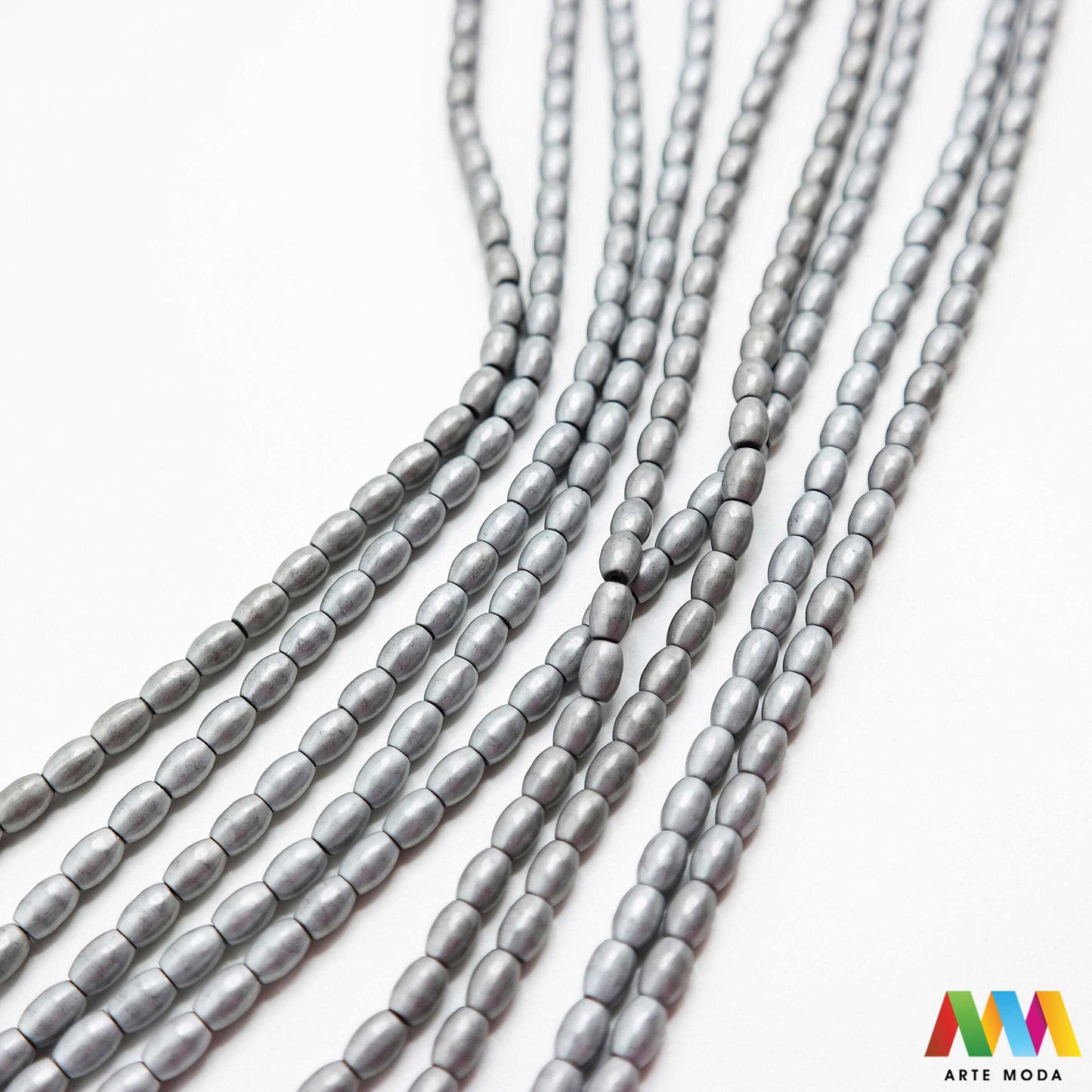 hematit krvavi kamen poludragi mineral metalni sjaj kvarc zrcalo kristal prirodni metalik meditacija zaštita repromaterijal Hematit (ili krvavi kamen) je prirodni mineral smeđe sive ili crne boje karakteriziran prisustvom hladnog metalnog sjaja Vjeruje se da pomaže u jačanju volje samopouzdanja i povezanosti s majkom zemljom Nakit izrađen od njega fascinira svojim tajanstvenim zrcalnim sjajem