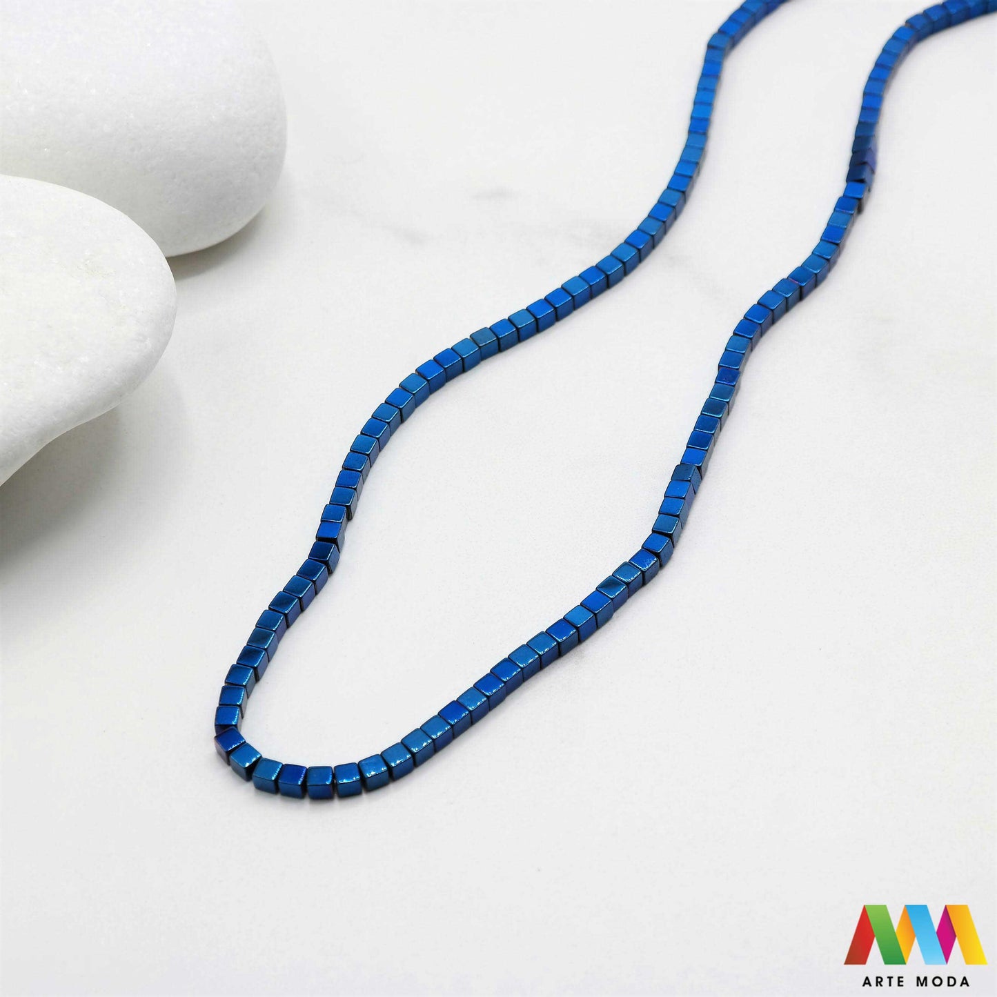 hematit krvavi kamen poludragi mineral metalni sjaj kvarc zrcalo kristal prirodni metalik meditacija zaštita repromaterijal Hematit (ili krvavi kamen) je prirodni mineral smeđe sive ili crne boje karakteriziran prisustvom hladnog metalnog sjaja Vjeruje se da pomaže u jačanju volje samopouzdanja i povezanosti s majkom zemljom Nakit izrađen od njega fascinira svojim tajanstvenim zrcalnim sjajem