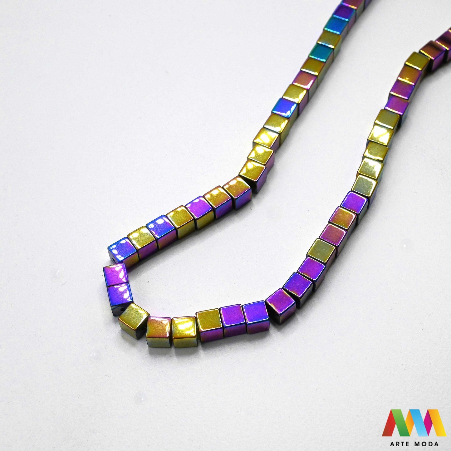 hematit krvavi kamen poludragi mineral metalni sjaj kvarc zrcalo kristal prirodni metalik meditacija zaštita repromaterijal Hematit (ili krvavi kamen) je prirodni mineral smeđe sive ili crne boje karakteriziran prisustvom hladnog metalnog sjaja Vjeruje se da pomaže u jačanju volje samopouzdanja i povezanosti s majkom zemljom Nakit izrađen od njega fascinira svojim tajanstvenim zrcalnim sjajem