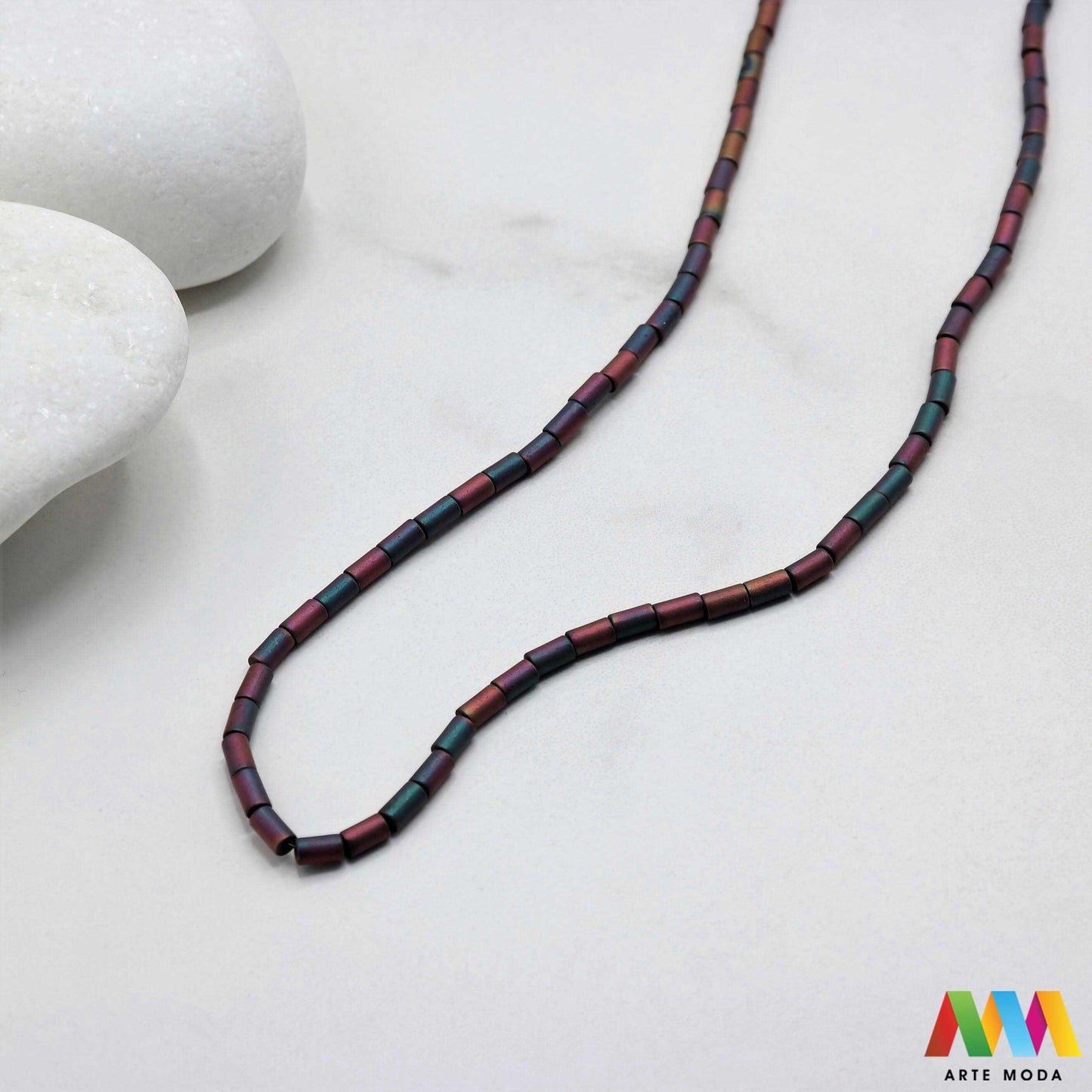 hematit krvavi kamen poludragi mineral metalni sjaj kvarc zrcalo kristal prirodni metalik meditacija zaštita repromaterijal Hematit (ili krvavi kamen) je prirodni mineral smeđe sive ili crne boje karakteriziran prisustvom hladnog metalnog sjaja Vjeruje se da pomaže u jačanju volje samopouzdanja i povezanosti s majkom zemljom Nakit izrađen od njega fascinira svojim tajanstvenim zrcalnim sjajem