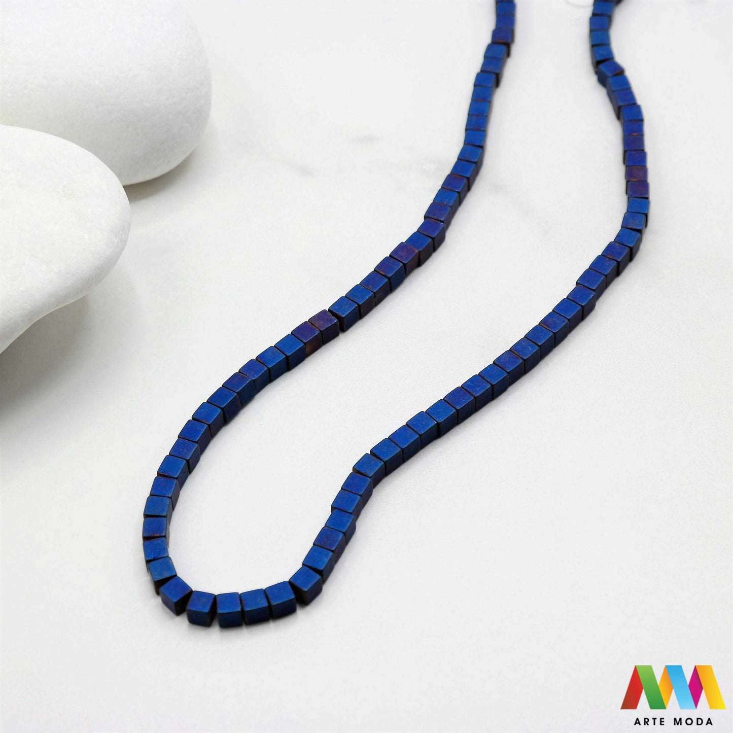 hematit krvavi kamen poludragi mineral metalni sjaj kvarc zrcalo kristal prirodni metalik meditacija zaštita repromaterijal Hematit (ili krvavi kamen) je prirodni mineral smeđe sive ili crne boje karakteriziran prisustvom hladnog metalnog sjaja Vjeruje se da pomaže u jačanju volje samopouzdanja i povezanosti s majkom zemljom Nakit izrađen od njega fascinira svojim tajanstvenim zrcalnim sjajem