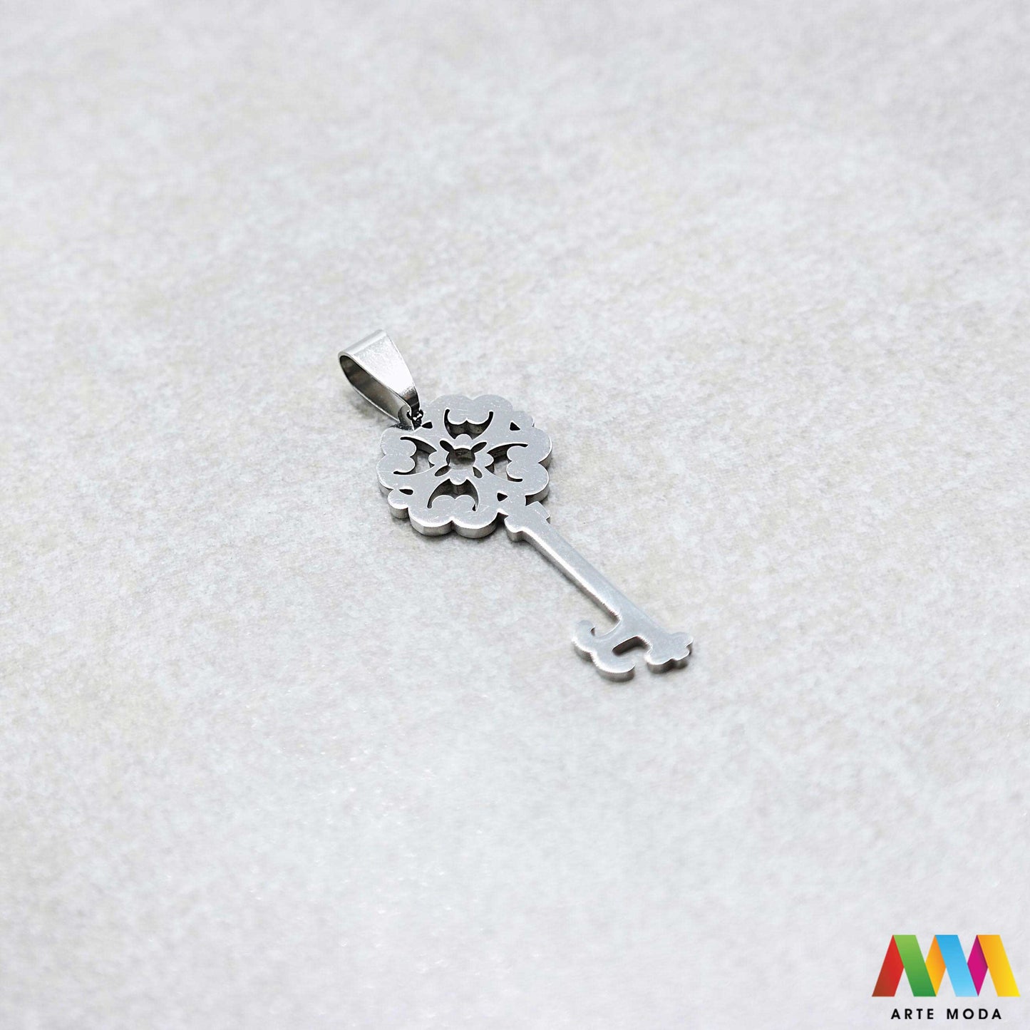 ključ privjesak s jednom rupom jedna rupa privjesak od čelika repromaterijal čelični ogrlice ogrlica narukvica narukvice nanožnica nehrđajući Privjesci izrađeni od nehrđajućeg čelika 316L koji služe za izradu nakita poput narukvica ili ogrlica najčešće se koriste za nizanje ili uz pomoć alkice se stavljaju na sajlu gumu flaks i ostale materijale