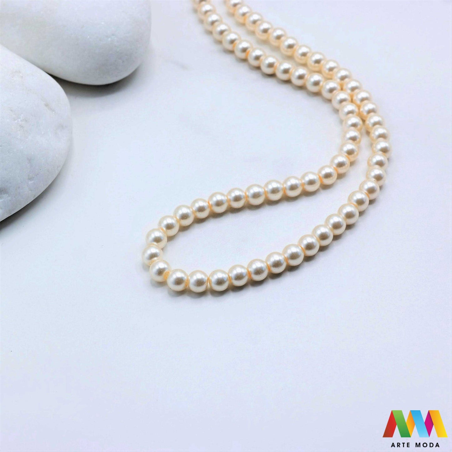 stakleni biseri niz staklo biser perle biserne zrna zrno perla staklene imitacija bisera sedefaste vjenčani nakit klasični DIY ogrlice bijeli u boji bisernim sjajem izrada nakita umjetni Za klasičnu eleganciju birajte staklene bisere imitacija bisera ima visok sedefasti sjaj i savršeno je glatka Idealni su za izradu vjenčanog nakita bezvremenskih ogrlica i narukvica raznim veličinama i bojama ovi biseri unose dašak luksuza u svaki uradi sam projekt Počnite nizati svoju eleganciju arte moda repromaterijal