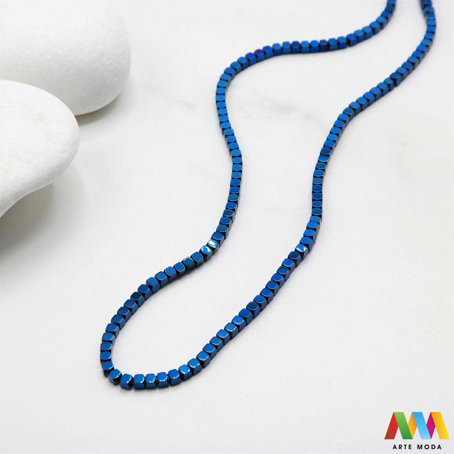 hematit krvavi kamen poludragi mineral metalni sjaj kvarc zrcalo kristal prirodni metalik meditacija zaštita repromaterijal Hematit (ili krvavi kamen) je prirodni mineral smeđe sive ili crne boje karakteriziran prisustvom hladnog metalnog sjaja Vjeruje se da pomaže u jačanju volje samopouzdanja i povezanosti s majkom zemljom Nakit izrađen od njega fascinira svojim tajanstvenim zrcalnim sjajem