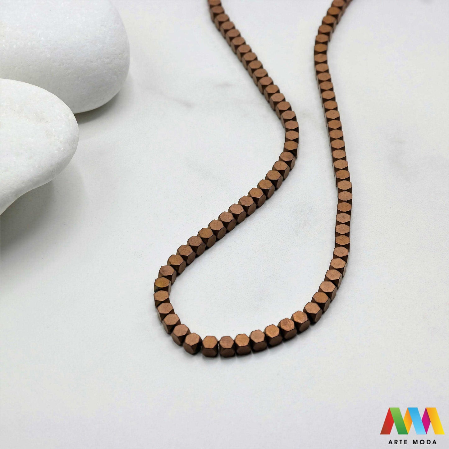 hematit krvavi kamen poludragi mineral metalni sjaj kvarc zrcalo kristal prirodni metalik meditacija zaštita repromaterijal Hematit (ili krvavi kamen) je prirodni mineral smeđe sive ili crne boje karakteriziran prisustvom hladnog metalnog sjaja Vjeruje se da pomaže u jačanju volje samopouzdanja i povezanosti s majkom zemljom Nakit izrađen od njega fascinira svojim tajanstvenim zrcalnim sjajem