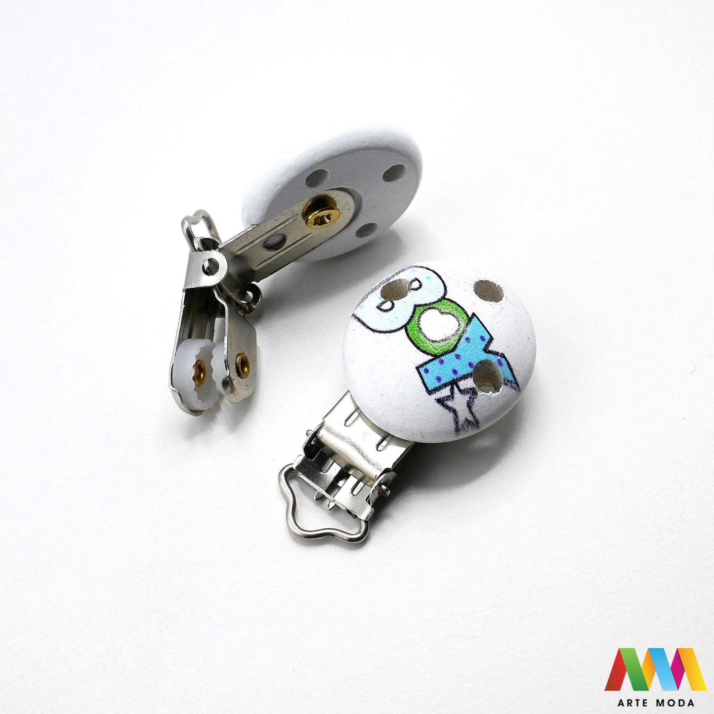 metalne kopče drvene za dude pribor bebe djeca personalizirane repromaterijal duda beba drveni element Boy dečko Savršen izbor za izradu sigurnih i jedinstvenih duda za vaše najmlađe Kombinacija izdržljivog metala i toplog drveta daje ovim kopčama elegantan izgled i čini ih idealnim za personalizaciju Naše kopče su sigurne za djecu bez oštrih rubova i izrađene od kvalitetnih materijala