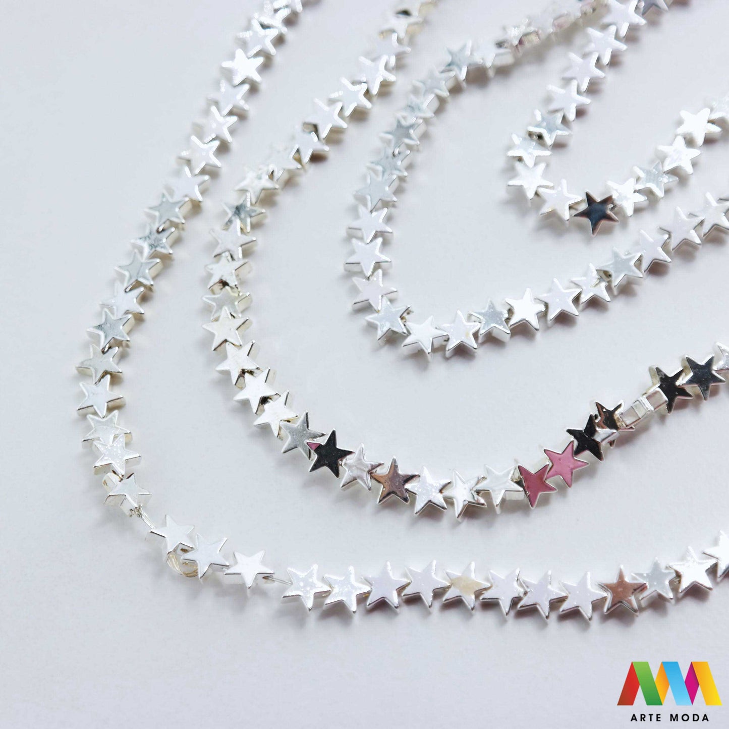 hematit krvavi kamen poludragi mineral metalni sjaj kvarc zrcalo kristal prirodni metalik meditacija zaštita repromaterijal Hematit (ili krvavi kamen) je prirodni mineral smeđe sive ili crne boje karakteriziran prisustvom hladnog metalnog sjaja Vjeruje se da pomaže u jačanju volje samopouzdanja i povezanosti s majkom zemljom Nakit izrađen od njega fascinira svojim tajanstvenim zrcalnim sjajem