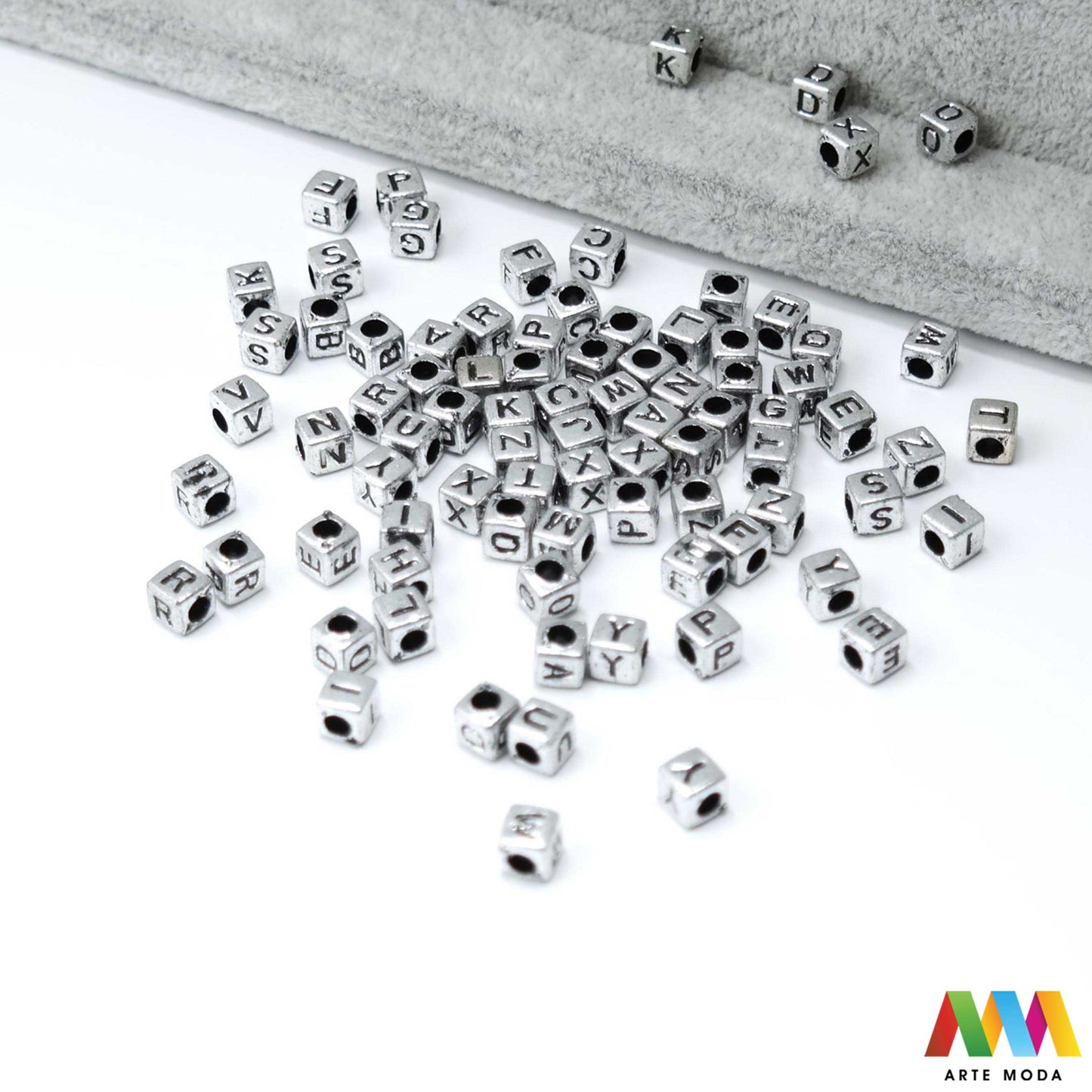 slova brojevi plastične nizanje imenom narukvice prijateljstva dječji nakit personalizirani kockaste perle okrugle abeceda DIY ručni rad izrada mix mješana Stvorite personalizirani nakit s našim plastičnim slovima i brojevima Perle u obliku kocki i krugova idealne su za izradu narukvica s imenom i porukama Lagane su šarene i savršene za dječji nakit i narukvice prijateljstva Lako nizanje za maksimalnu uradi sam zabavu arte moda repromaterijal