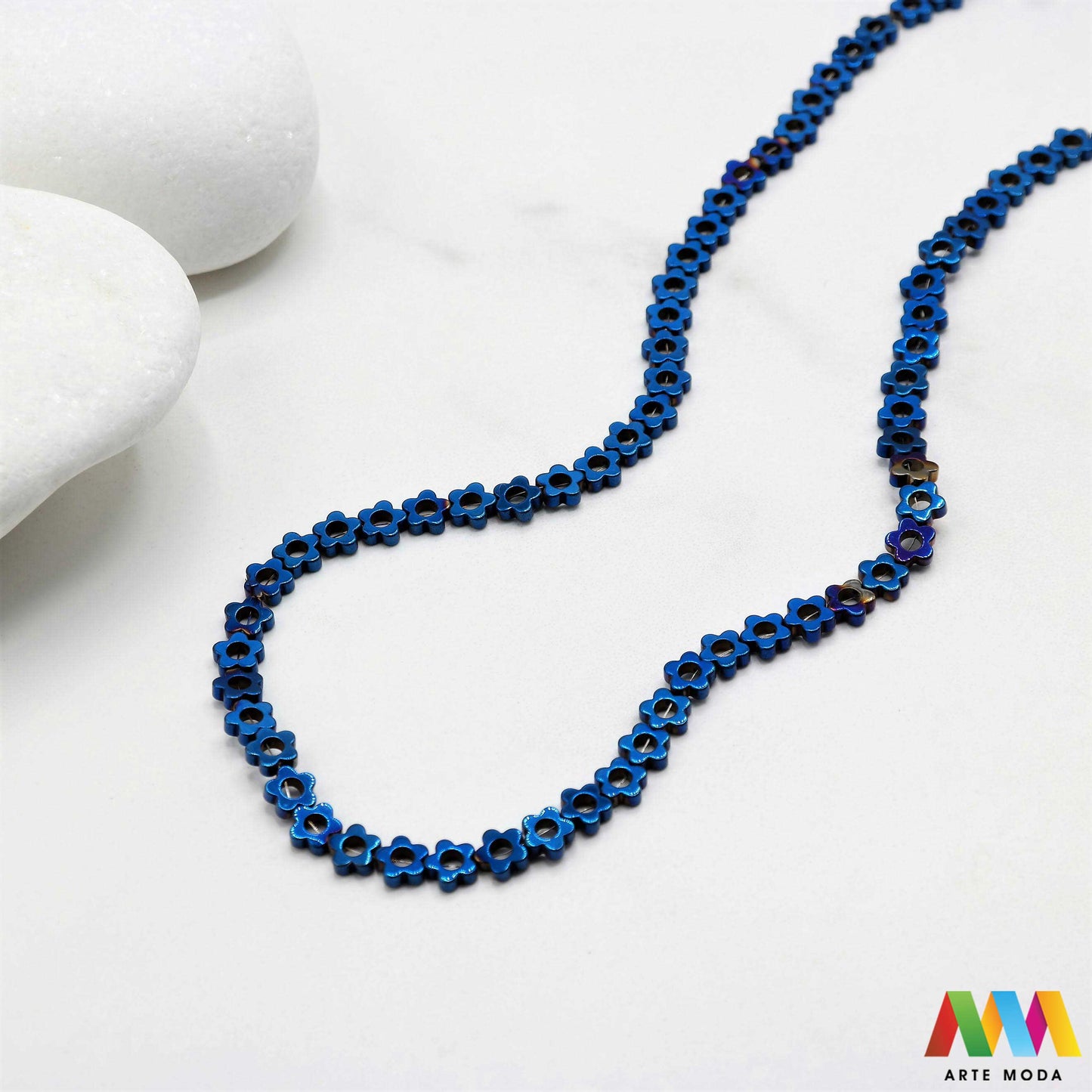 hematit krvavi kamen poludragi mineral metalni sjaj kvarc zrcalo kristal prirodni metalik meditacija zaštita repromaterijal Hematit (ili krvavi kamen) je prirodni mineral smeđe sive ili crne boje karakteriziran prisustvom hladnog metalnog sjaja Vjeruje se da pomaže u jačanju volje samopouzdanja i povezanosti s majkom zemljom Nakit izrađen od njega fascinira svojim tajanstvenim zrcalnim sjajem