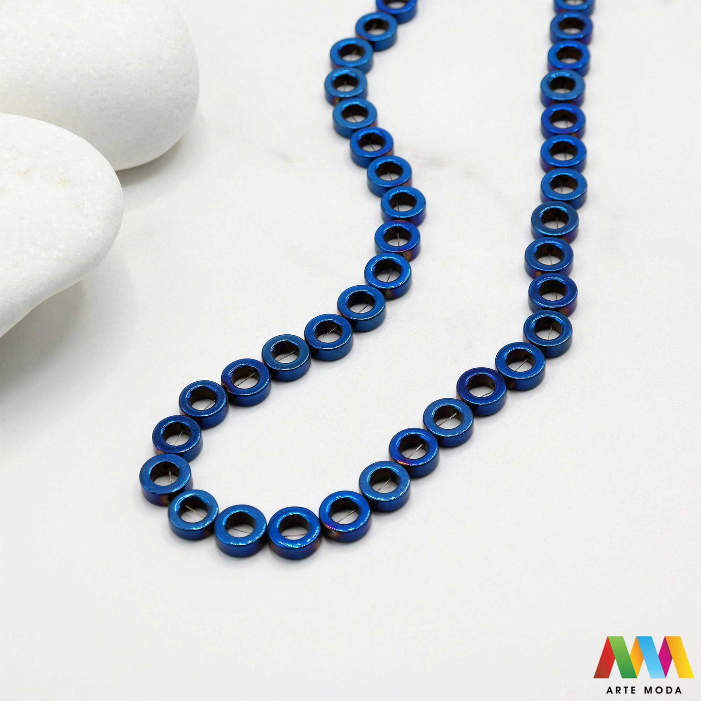 hematit krvavi kamen poludragi mineral metalni sjaj kvarc zrcalo kristal prirodni metalik meditacija zaštita repromaterijal Hematit (ili krvavi kamen) je prirodni mineral smeđe sive ili crne boje karakteriziran prisustvom hladnog metalnog sjaja Vjeruje se da pomaže u jačanju volje samopouzdanja i povezanosti s majkom zemljom Nakit izrađen od njega fascinira svojim tajanstvenim zrcalnim sjajem