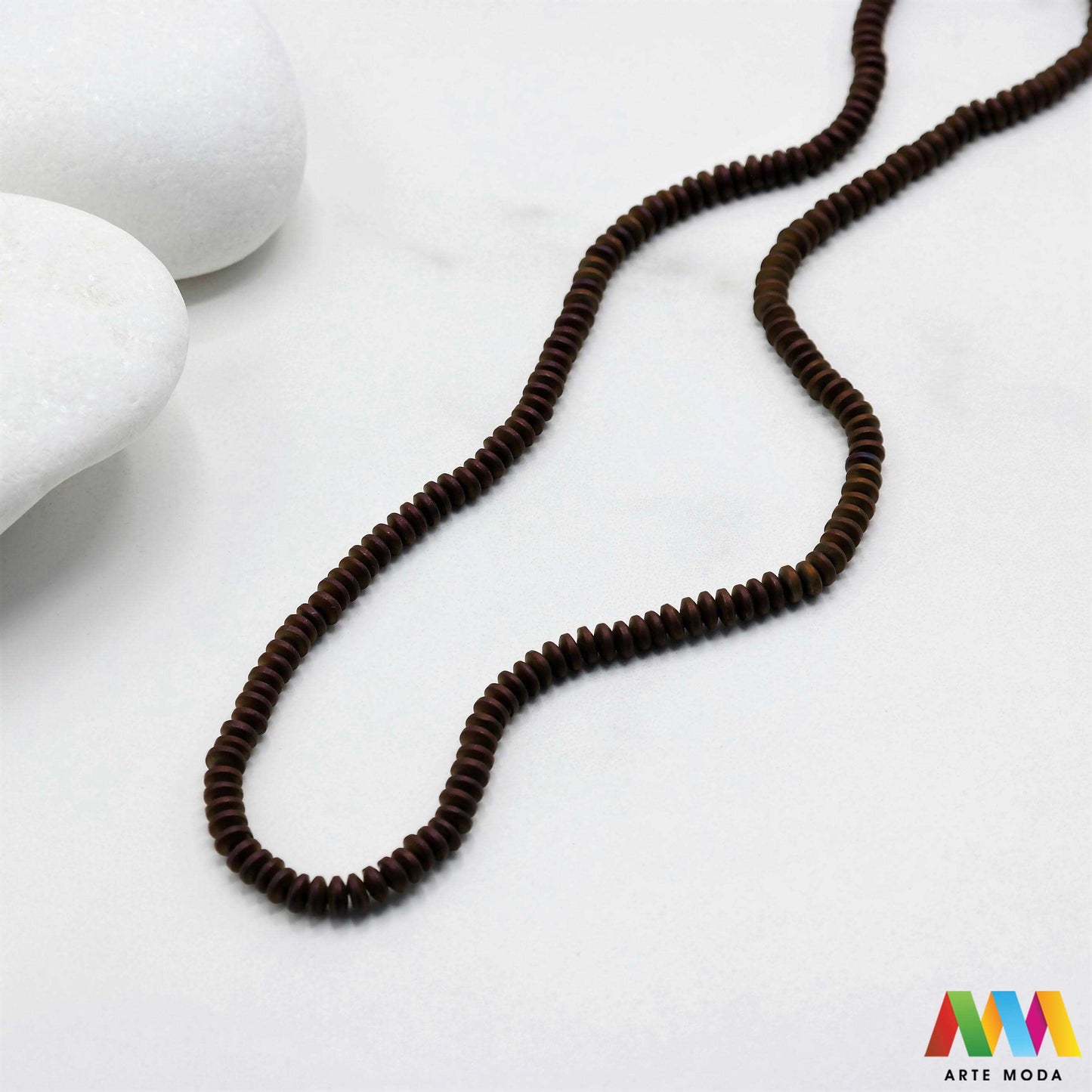 hematit krvavi kamen poludragi mineral metalni sjaj kvarc zrcalo kristal prirodni metalik meditacija zaštita repromaterijal Hematit (ili krvavi kamen) je prirodni mineral smeđe sive ili crne boje karakteriziran prisustvom hladnog metalnog sjaja Vjeruje se da pomaže u jačanju volje samopouzdanja i povezanosti s majkom zemljom Nakit izrađen od njega fascinira svojim tajanstvenim zrcalnim sjajem