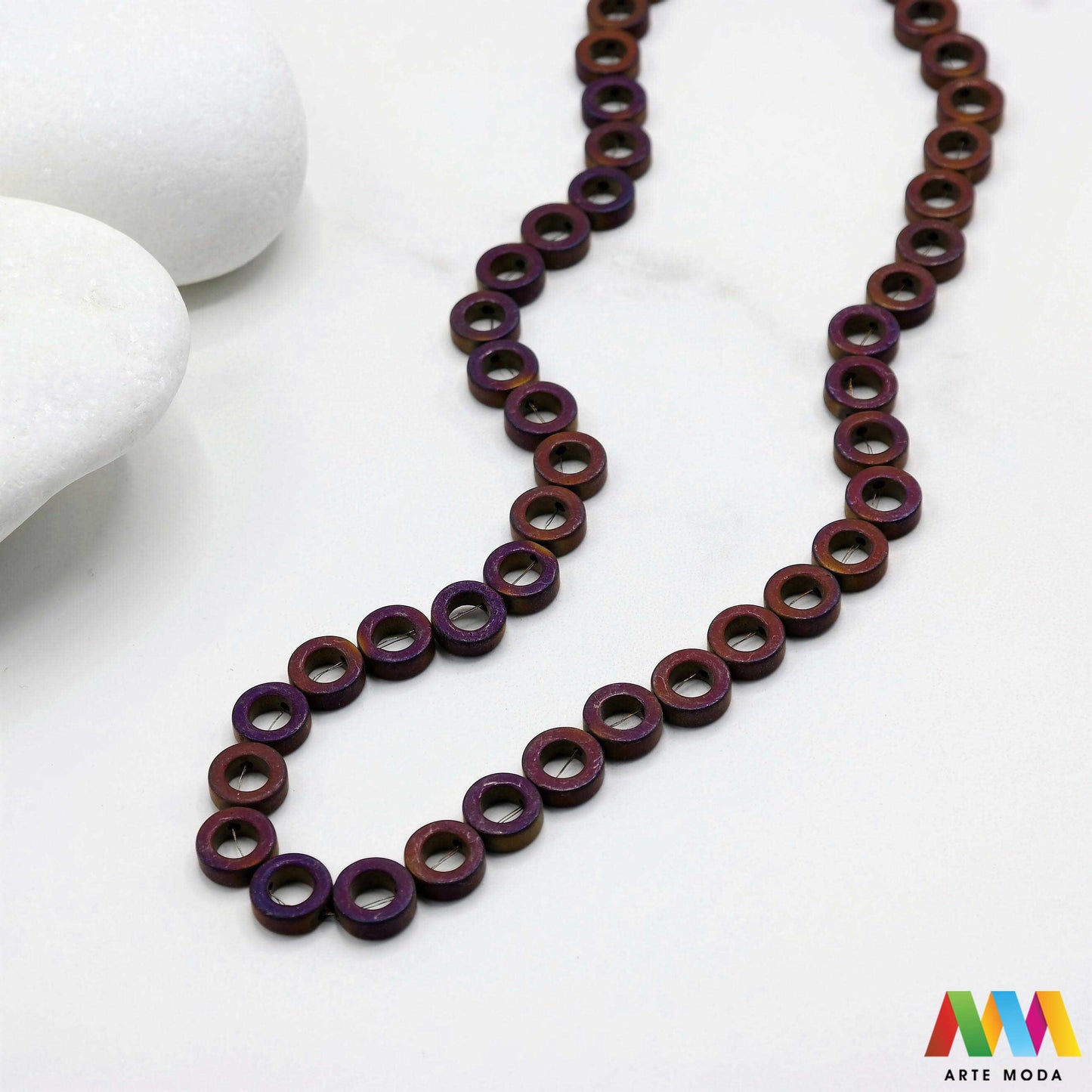 hematit krvavi kamen poludragi mineral metalni sjaj kvarc zrcalo kristal prirodni metalik meditacija zaštita repromaterijal Hematit (ili krvavi kamen) je prirodni mineral smeđe sive ili crne boje karakteriziran prisustvom hladnog metalnog sjaja Vjeruje se da pomaže u jačanju volje samopouzdanja i povezanosti s majkom zemljom Nakit izrađen od njega fascinira svojim tajanstvenim zrcalnim sjajem