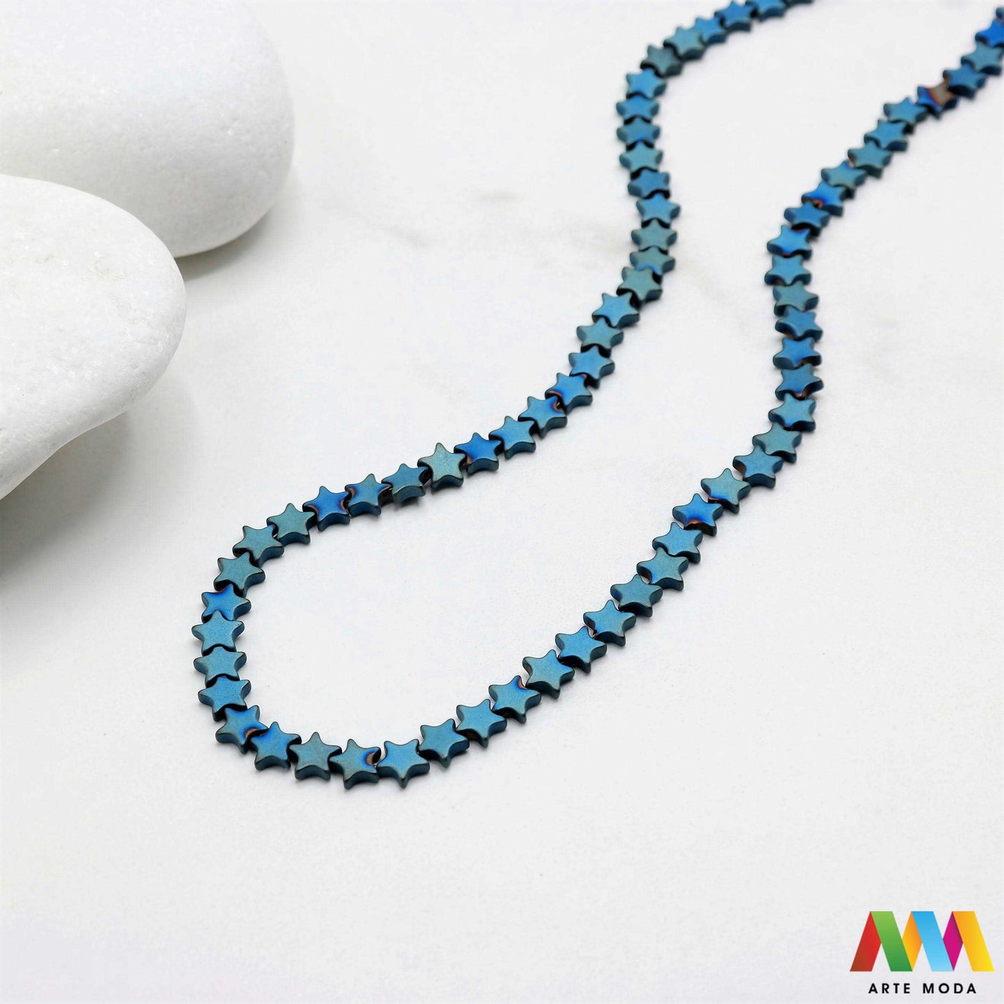 hematit krvavi kamen poludragi mineral metalni sjaj kvarc zrcalo kristal prirodni metalik meditacija zaštita repromaterijal Hematit (ili krvavi kamen) je prirodni mineral smeđe sive ili crne boje karakteriziran prisustvom hladnog metalnog sjaja Vjeruje se da pomaže u jačanju volje samopouzdanja i povezanosti s majkom zemljom Nakit izrađen od njega fascinira svojim tajanstvenim zrcalnim sjajem