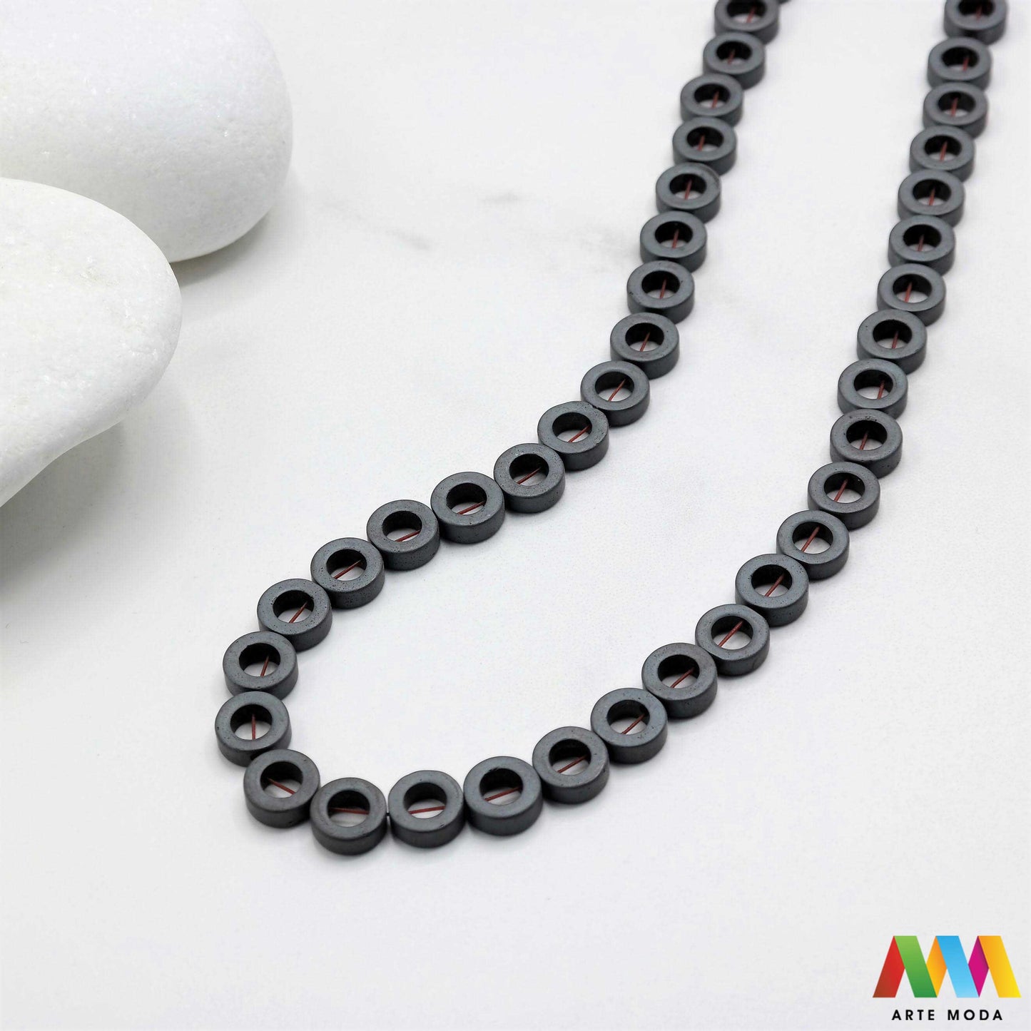 hematit krvavi kamen poludragi mineral metalni sjaj kvarc zrcalo kristal prirodni metalik meditacija zaštita repromaterijal Hematit (ili krvavi kamen) je prirodni mineral smeđe sive ili crne boje karakteriziran prisustvom hladnog metalnog sjaja Vjeruje se da pomaže u jačanju volje samopouzdanja i povezanosti s majkom zemljom Nakit izrađen od njega fascinira svojim tajanstvenim zrcalnim sjajem