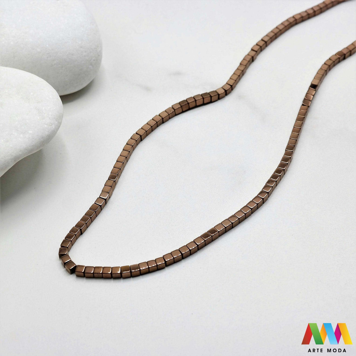 hematit krvavi kamen poludragi mineral metalni sjaj kvarc zrcalo kristal prirodni metalik meditacija zaštita repromaterijal Hematit (ili krvavi kamen) je prirodni mineral smeđe sive ili crne boje karakteriziran prisustvom hladnog metalnog sjaja Vjeruje se da pomaže u jačanju volje samopouzdanja i povezanosti s majkom zemljom Nakit izrađen od njega fascinira svojim tajanstvenim zrcalnim sjajem