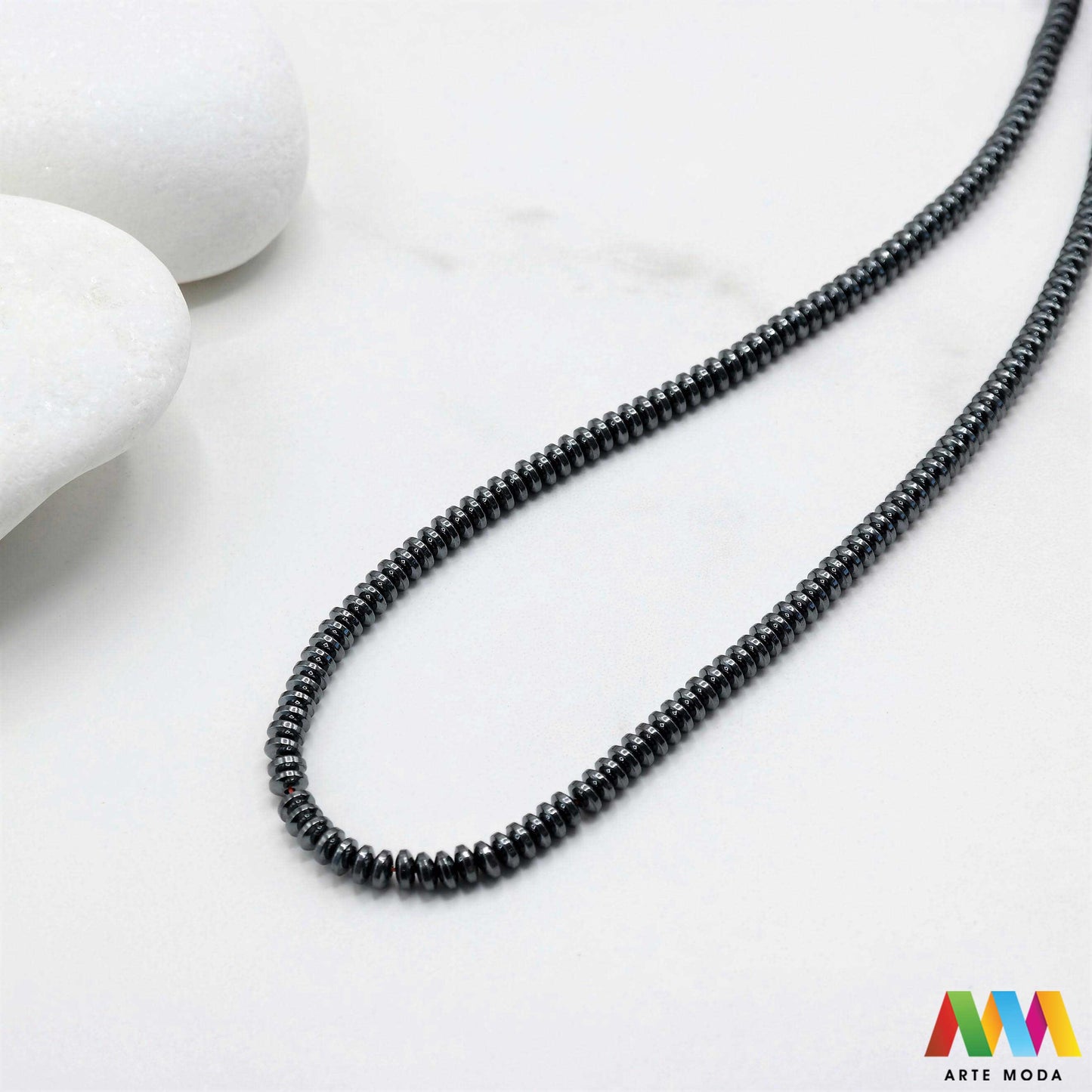 hematit krvavi kamen poludragi mineral metalni sjaj kvarc zrcalo kristal prirodni metalik meditacija zaštita repromaterijal Hematit (ili krvavi kamen) je prirodni mineral smeđe sive ili crne boje karakteriziran prisustvom hladnog metalnog sjaja Vjeruje se da pomaže u jačanju volje samopouzdanja i povezanosti s majkom zemljom Nakit izrađen od njega fascinira svojim tajanstvenim zrcalnim sjajem