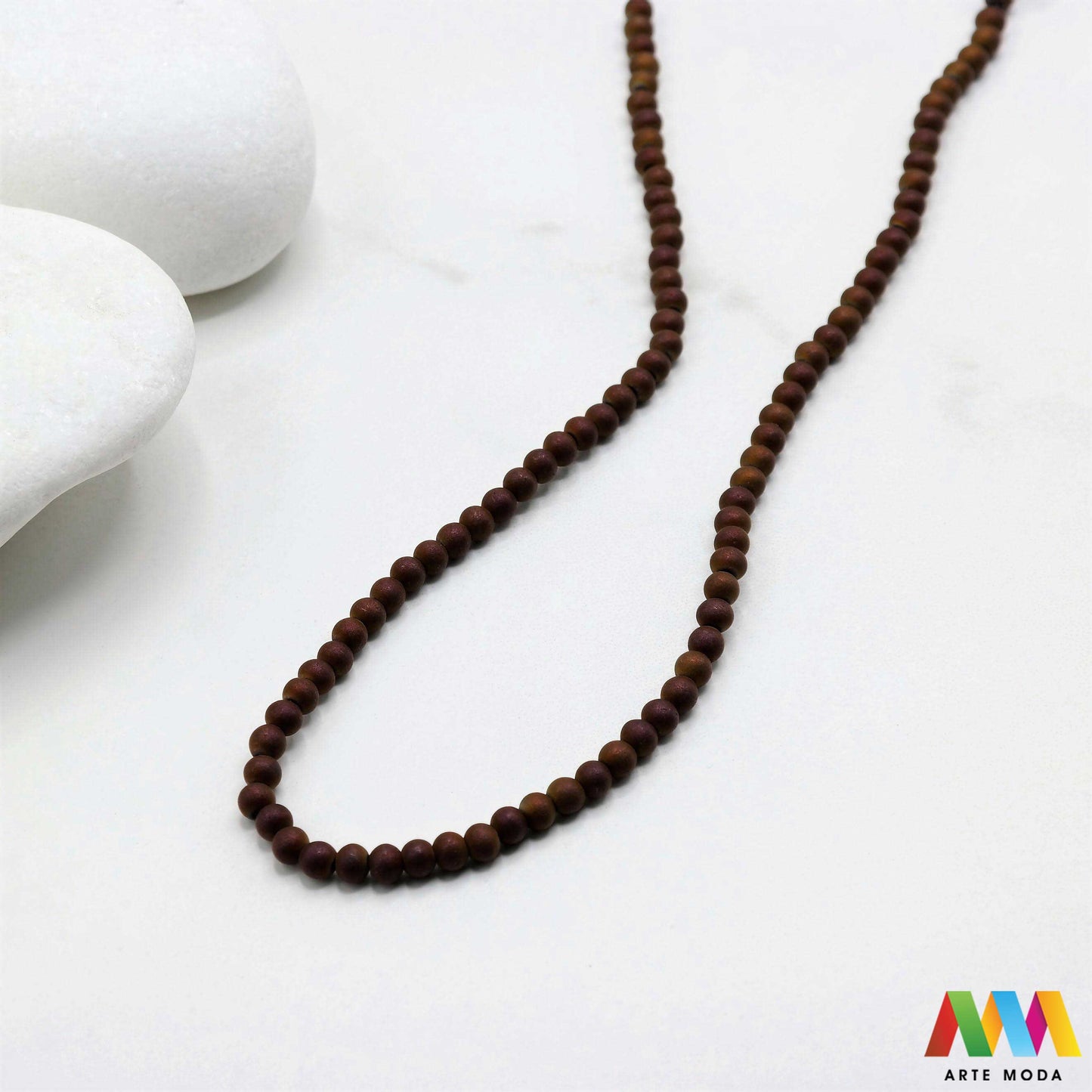 hematit krvavi kamen poludragi mineral metalni sjaj kvarc zrcalo kristal prirodni metalik meditacija zaštita repromaterijal Hematit (ili krvavi kamen) je prirodni mineral smeđe sive ili crne boje karakteriziran prisustvom hladnog metalnog sjaja Vjeruje se da pomaže u jačanju volje samopouzdanja i povezanosti s majkom zemljom Nakit izrađen od njega fascinira svojim tajanstvenim zrcalnim sjajem