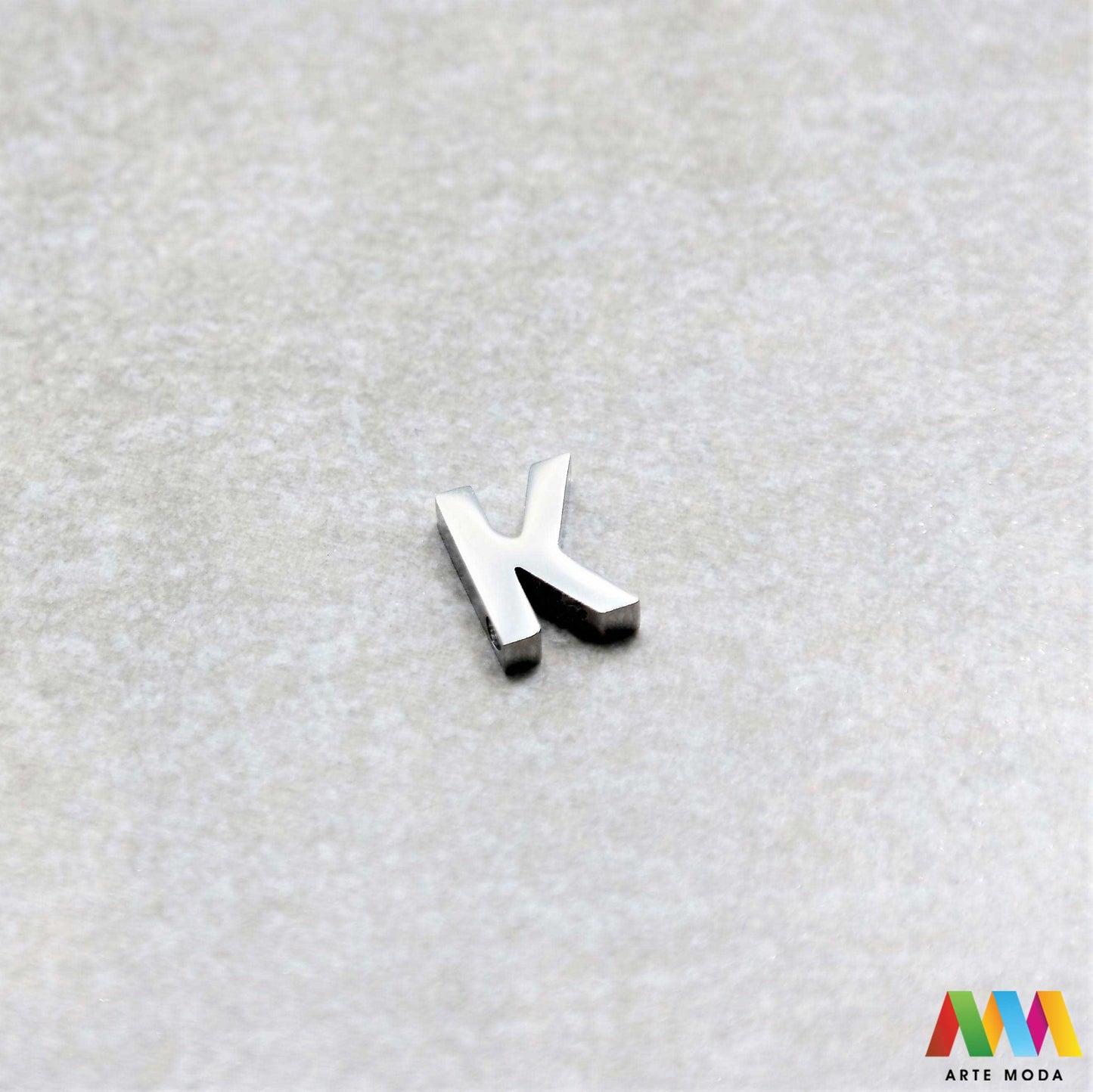 A slovo slova privjesak s jednom rupom privjesak od čelika privjesak čelik repromaterijal čelični ogrlice ogrlica narukvica narukvice nanožnica nehrđajući slova izrađena od nehrđajućeg čelika 316L koja služe za izradu nakita poput narukvica ili ogrlica najčešće se koriste za nizanje na sajlu, gumu, flaks i ostale materijale