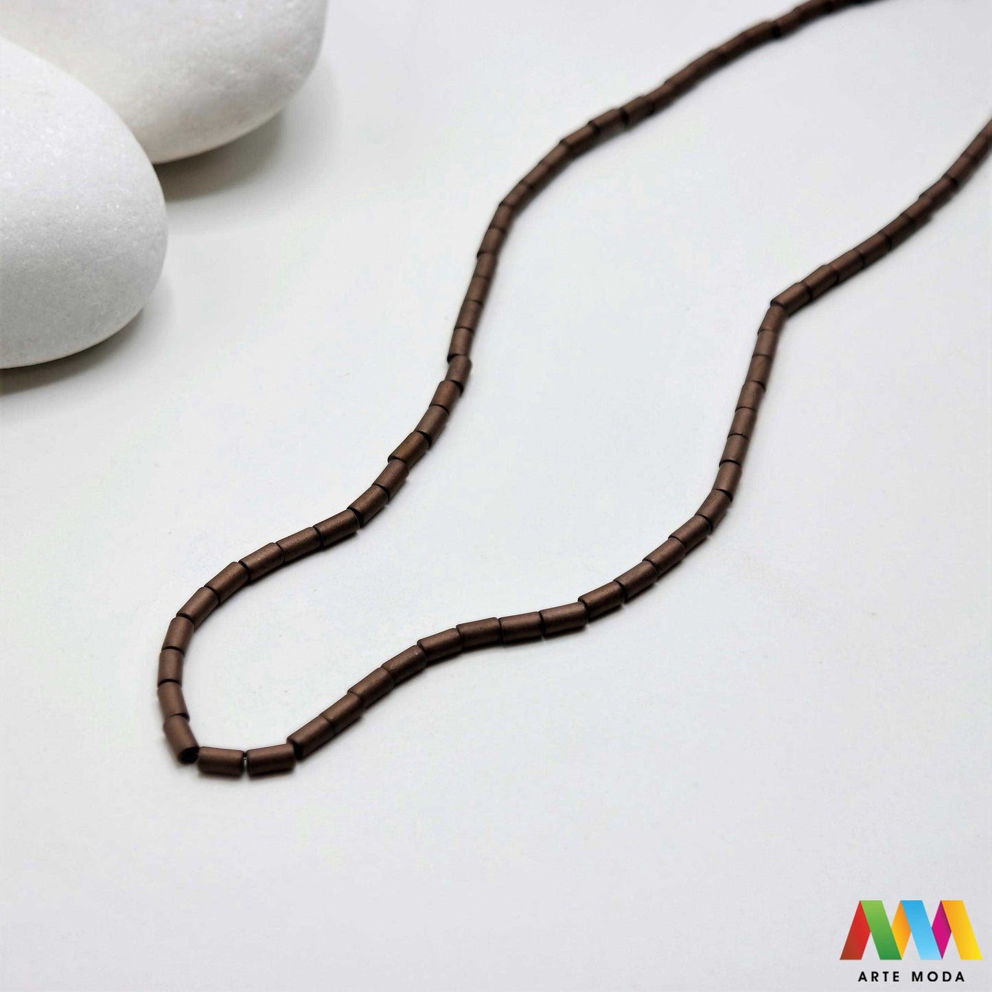 hematit krvavi kamen poludragi mineral metalni sjaj kvarc zrcalo kristal prirodni metalik meditacija zaštita repromaterijal Hematit (ili krvavi kamen) je prirodni mineral smeđe sive ili crne boje karakteriziran prisustvom hladnog metalnog sjaja Vjeruje se da pomaže u jačanju volje samopouzdanja i povezanosti s majkom zemljom Nakit izrađen od njega fascinira svojim tajanstvenim zrcalnim sjajem