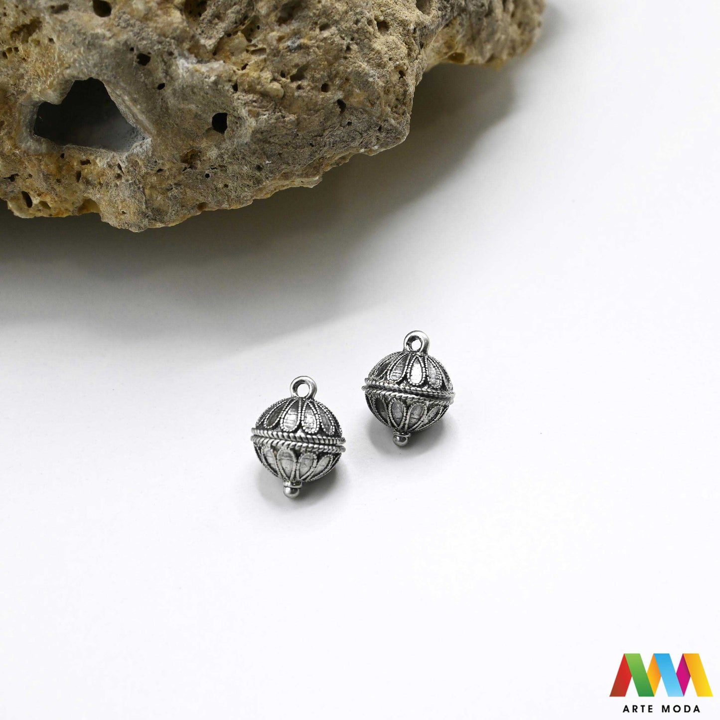 šibenik hrvatski dugme toka suvenir tradicionalni dalmacija tradicija filigran nakit baština hrvatska metal naušnice prstenje ogrlice privjesci tradicijski dalmatinski originalni Šibenski botun puce je najoriginalniji hrvatski suvenir i simbol dalmatinske baštine tradicionalni nakit izrađen je tehnikom filigrana fine obrade metala karakterističan prozračan i elegantan izgled Izradite naušnice prstenje ili privjeske i ponesite komadić povijesti i elegancije Bezvremenski klasik arte moda repromaterijal