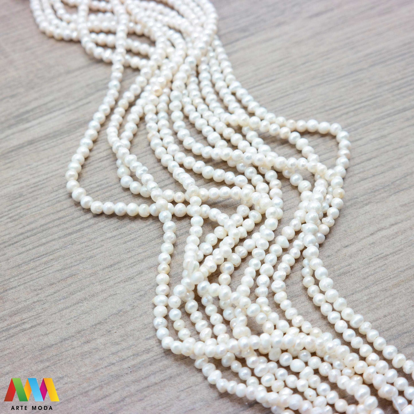 riječni biser zrno bisernica sedef školjka dragi kamen dragulj poludrago kamenje repromaterijal poludragi ukrasni mineral kristal Biser je zrnata tvorevina koja nastaje kod nekih mekušaca osobito kod školjaka bisernica Sastavljeni su od tankih koncentričnih slojeva sedefa i većinom su okruglasti Umjetno uzgojen biser pravi je dragulj mora kojega su stvorili zajednički napori prirode čovjeka i školjke - bisernice arte moda