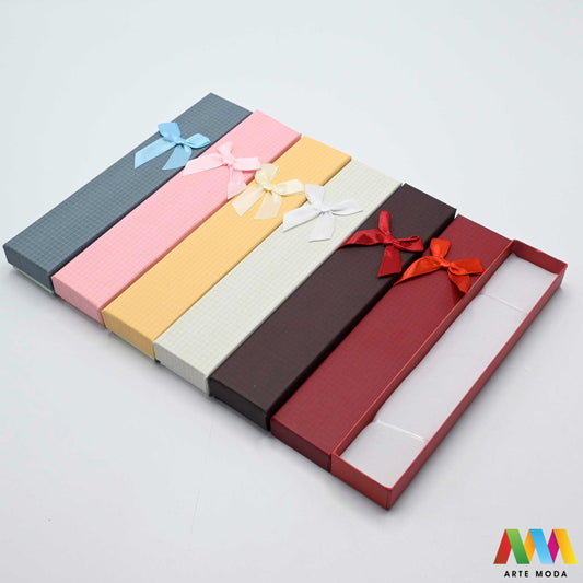 kutijice ukrasne kartonske kutije za nakit poklon ambalaža darivanje pakiranje poklopac prstenje ogrlice naušnice luksuzne elegantne ručni rad personalizirane dar Savršeno pakiranje ljepota vaših kreacija elegantnih i čvrstih kartonskih kutija izrađenih od kvalitetnog papira s mekanim umetkom od spužve prstenje ogrlice naušnice i narukvice nježnu zaštitu od ogrebotina dodaju dašak luksuza i profinjenosti vašem poklonu izloženom nakitu Dostupne u raznim veličinama bojama i dezenima arte moda repromaterijal