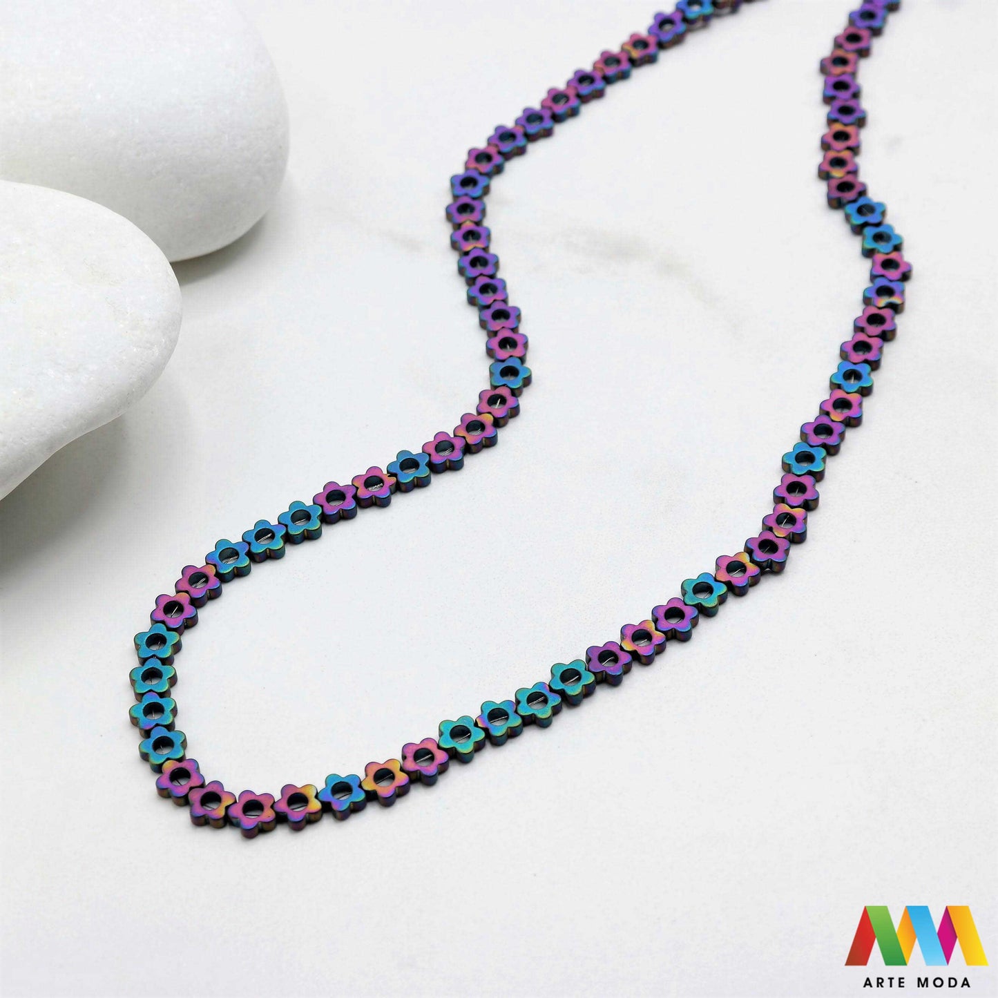 hematit krvavi kamen poludragi mineral metalni sjaj kvarc zrcalo kristal prirodni metalik meditacija zaštita repromaterijal Hematit (ili krvavi kamen) je prirodni mineral smeđe sive ili crne boje karakteriziran prisustvom hladnog metalnog sjaja Vjeruje se da pomaže u jačanju volje samopouzdanja i povezanosti s majkom zemljom Nakit izrađen od njega fascinira svojim tajanstvenim zrcalnim sjajem