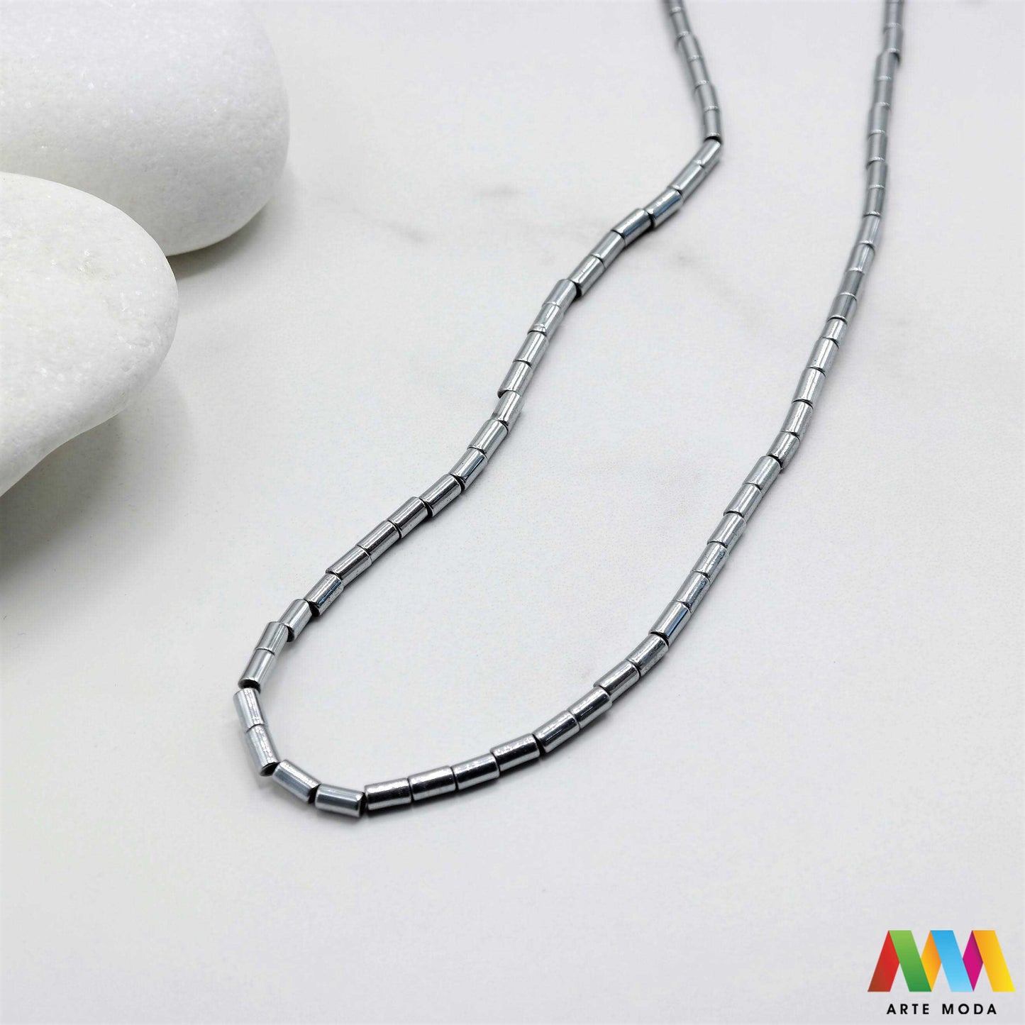 hematit krvavi kamen poludragi mineral metalni sjaj kvarc zrcalo kristal prirodni metalik meditacija zaštita repromaterijal Hematit (ili krvavi kamen) je prirodni mineral smeđe sive ili crne boje karakteriziran prisustvom hladnog metalnog sjaja Vjeruje se da pomaže u jačanju volje samopouzdanja i povezanosti s majkom zemljom Nakit izrađen od njega fascinira svojim tajanstvenim zrcalnim sjajem