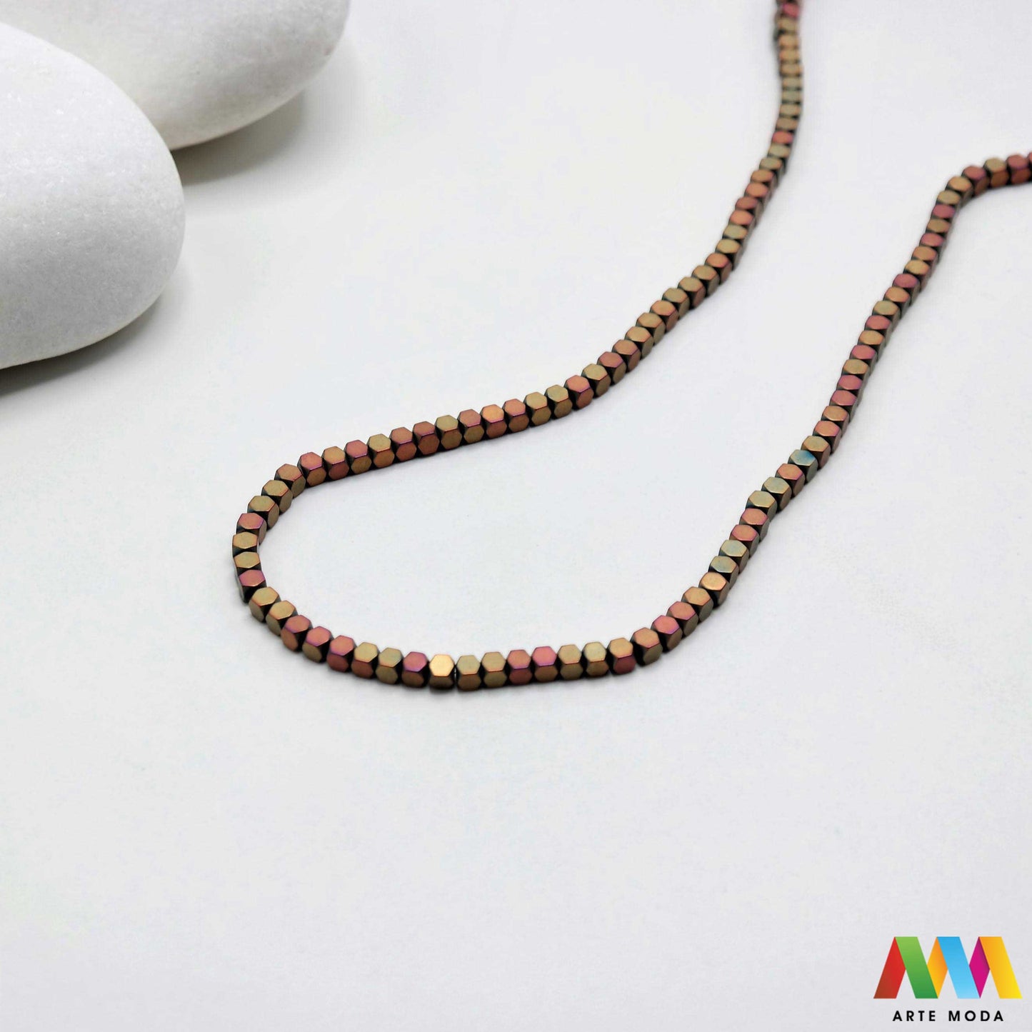 hematit krvavi kamen poludragi mineral metalni sjaj kvarc zrcalo kristal prirodni metalik meditacija zaštita repromaterijal Hematit (ili krvavi kamen) je prirodni mineral smeđe sive ili crne boje karakteriziran prisustvom hladnog metalnog sjaja Vjeruje se da pomaže u jačanju volje samopouzdanja i povezanosti s majkom zemljom Nakit izrađen od njega fascinira svojim tajanstvenim zrcalnim sjajem