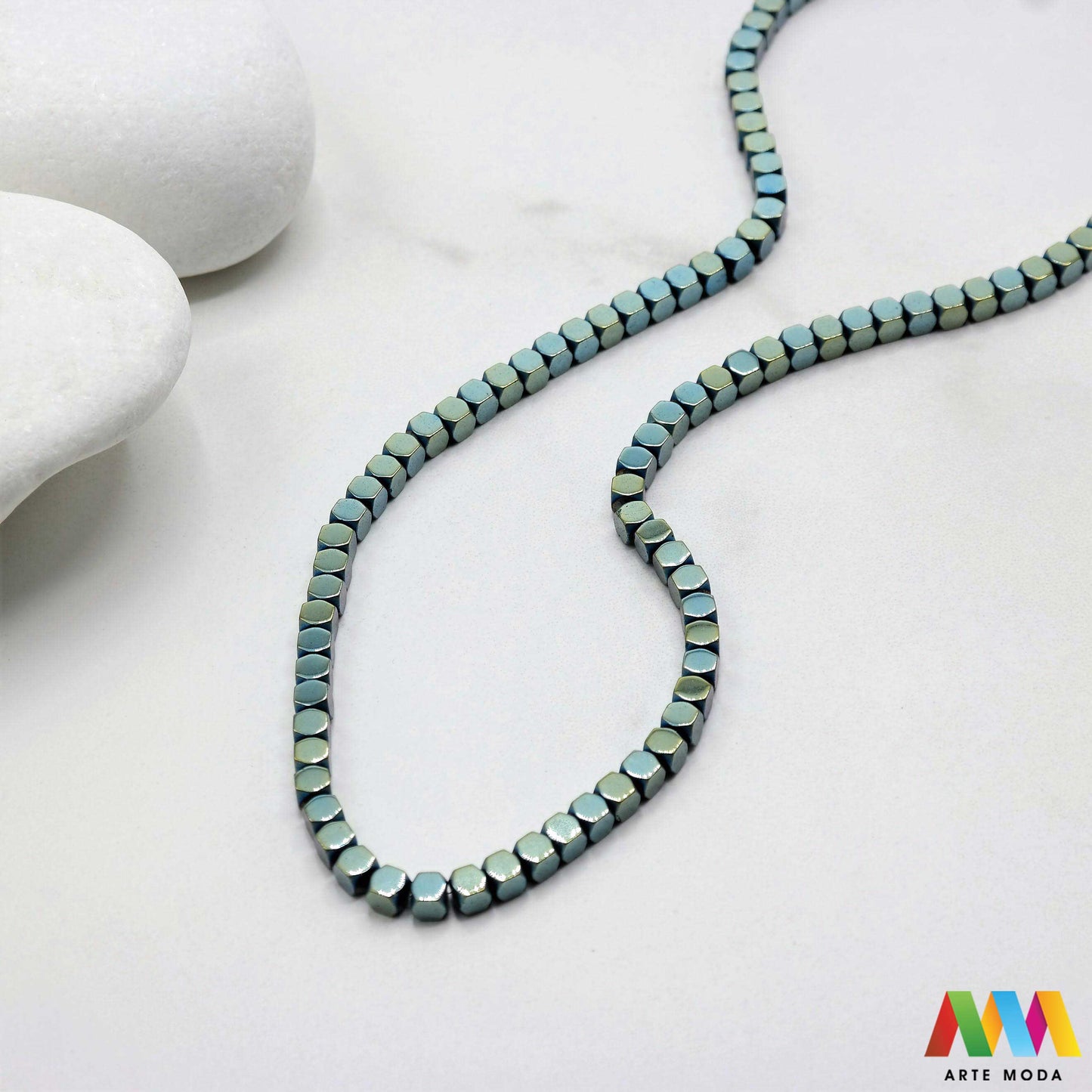 hematit krvavi kamen poludragi mineral metalni sjaj kvarc zrcalo kristal prirodni metalik meditacija zaštita repromaterijal Hematit (ili krvavi kamen) je prirodni mineral smeđe sive ili crne boje karakteriziran prisustvom hladnog metalnog sjaja Vjeruje se da pomaže u jačanju volje samopouzdanja i povezanosti s majkom zemljom Nakit izrađen od njega fascinira svojim tajanstvenim zrcalnim sjajem